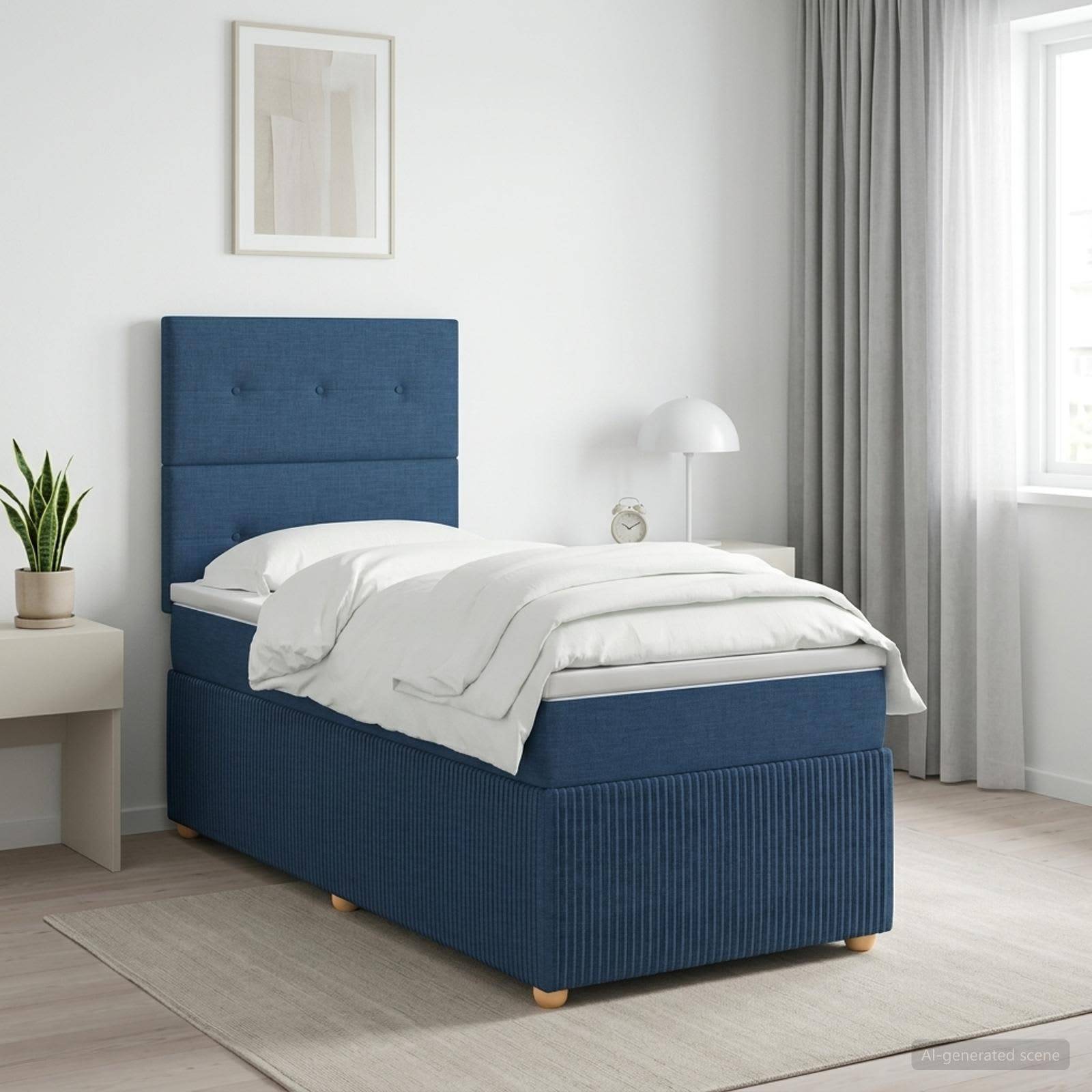 Blaugepolstertes Einzelbett in einem hellen, minimalistischen Schlafzimmer mit weißer Bettwäsche, Nachttisch, Lampe, Pflanze und Fenstervorhängen.
