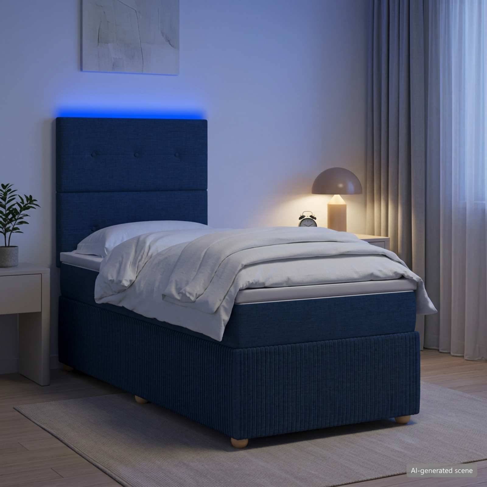 Modernes blau gepolstertes Bett mit weißer Bettwäsche in einem sanft beleuchteten Schlafzimmer, neben einer Nachttischlampe und Vorhängen.