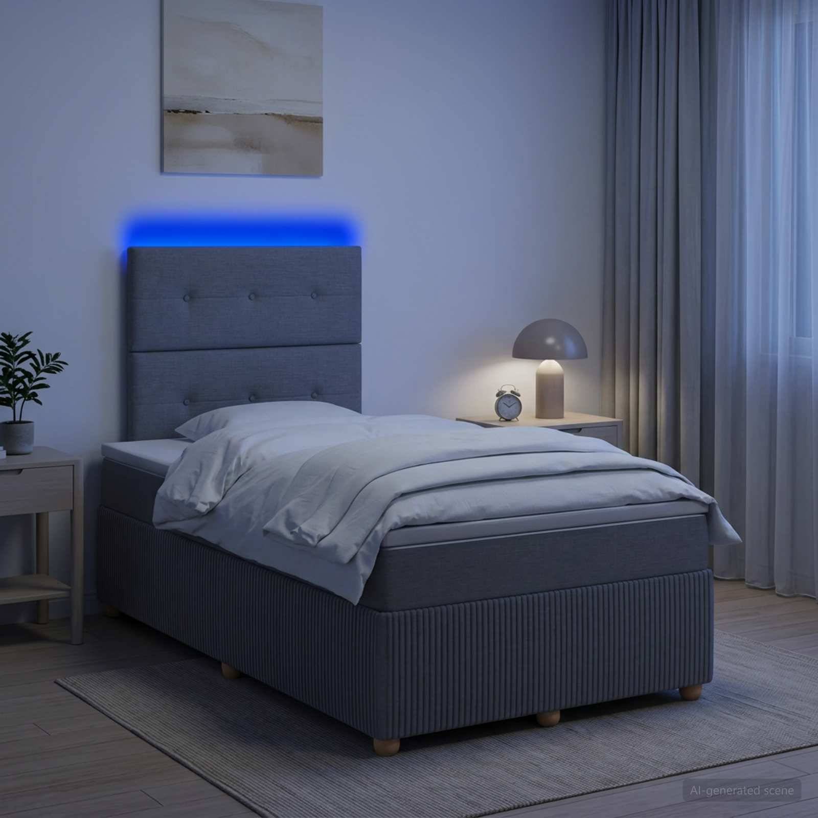 Modernes Einzelbett in einem minimalistischen Schlafzimmer mit blauem LED-Glimmer hinter dem Kopfteil, Nachttischlampe, Vorhängen und Teppich.