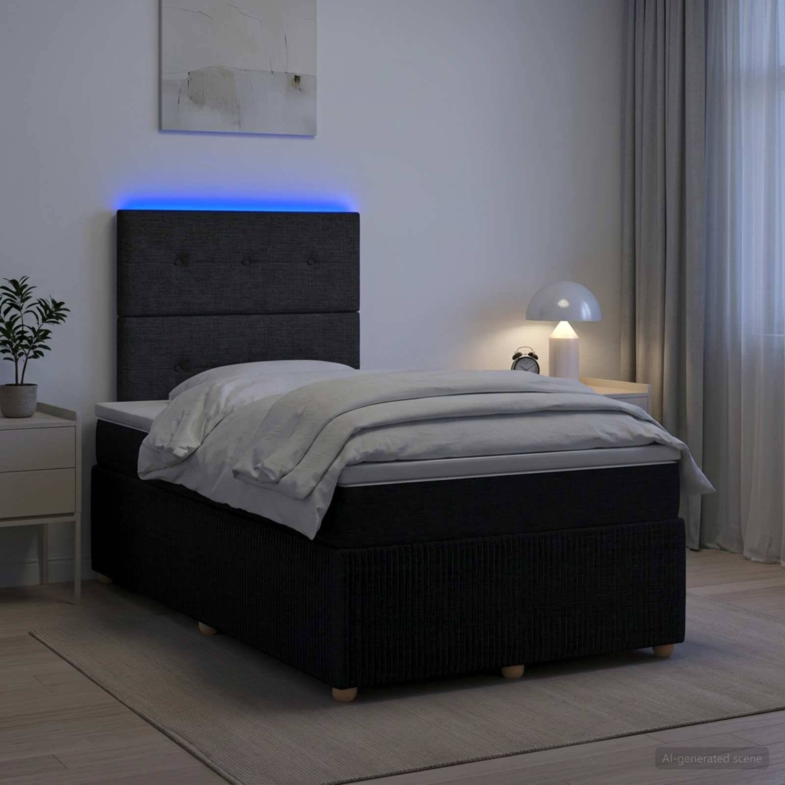 Modernes Schlafzimmer mit einem sorgfältig gemachtem Bett, das ein leuchtendes blaues LED-Kopfende, eine Nachttischlampe, eine Pflanze und durchscheinende Vorhänge aufweist.