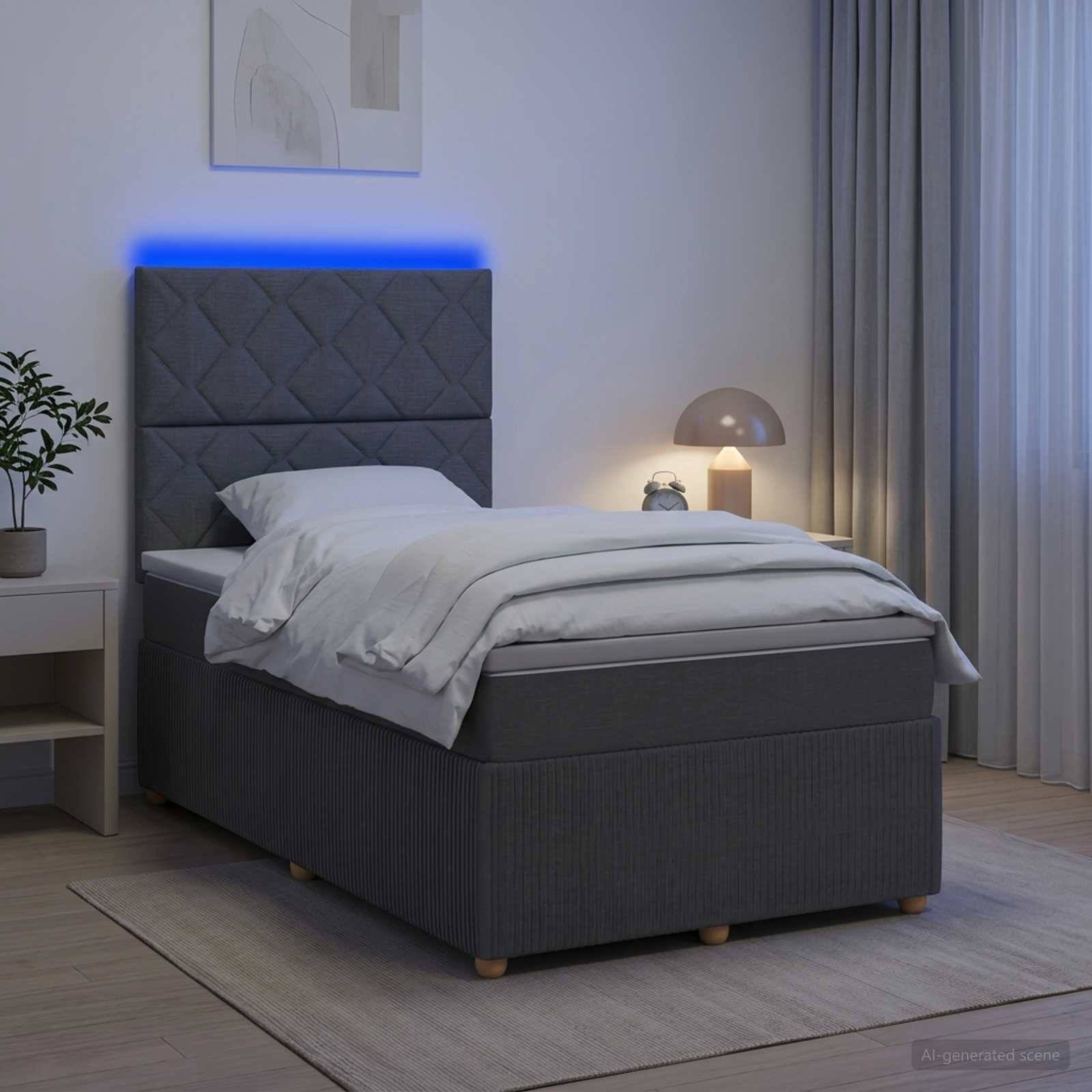 Modernes Schlafzimmer mit grauem gepolstertem Bett, weißer Bettwäsche, blauer LED-Kopfleuchte, Nachttischlampe, Vorhang und einer kleinen Pflanze auf einem Beistelltisch.