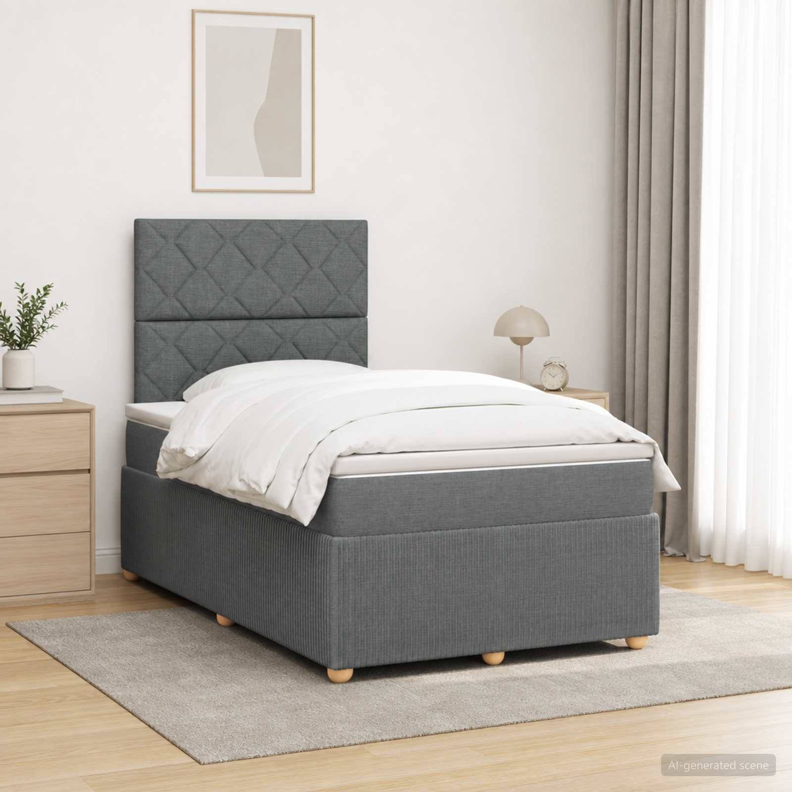 Ein sauber gemachtes grau gepolstertes Bett mit weißer Bettwäsche in einem minimalistischen Schlafzimmer, neben einem Nachttisch, einer Lampe und Wandkunst.