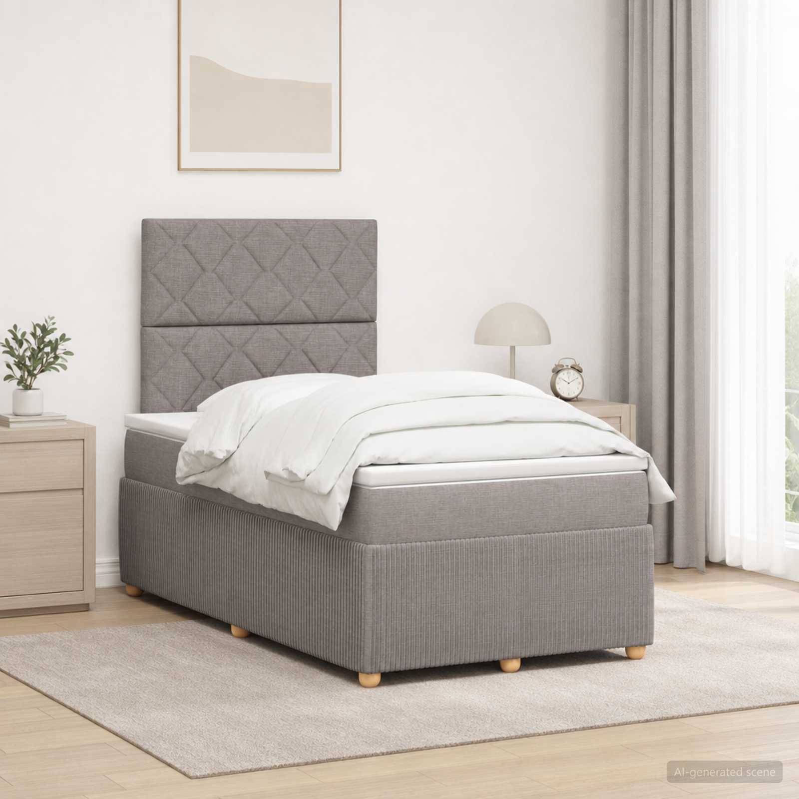 Grau gepolstertes Bett mit gestepptem Kopfteil in einem minimalistischen Schlafzimmer, gezeigt mit weißer Bettwäsche, Nachttisch, Lampe und Vorhängen.