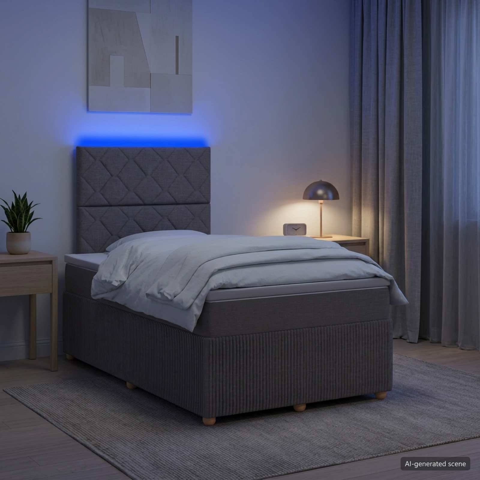 Modernes Schlafzimmer mit einem sorgfältig gemachtem Bett, blau beleuchtetem gepolstertem Kopfteil, Nachttischlampe, Vorhängen, Teppich und kleinem Beistelltisch mit Pflanze.