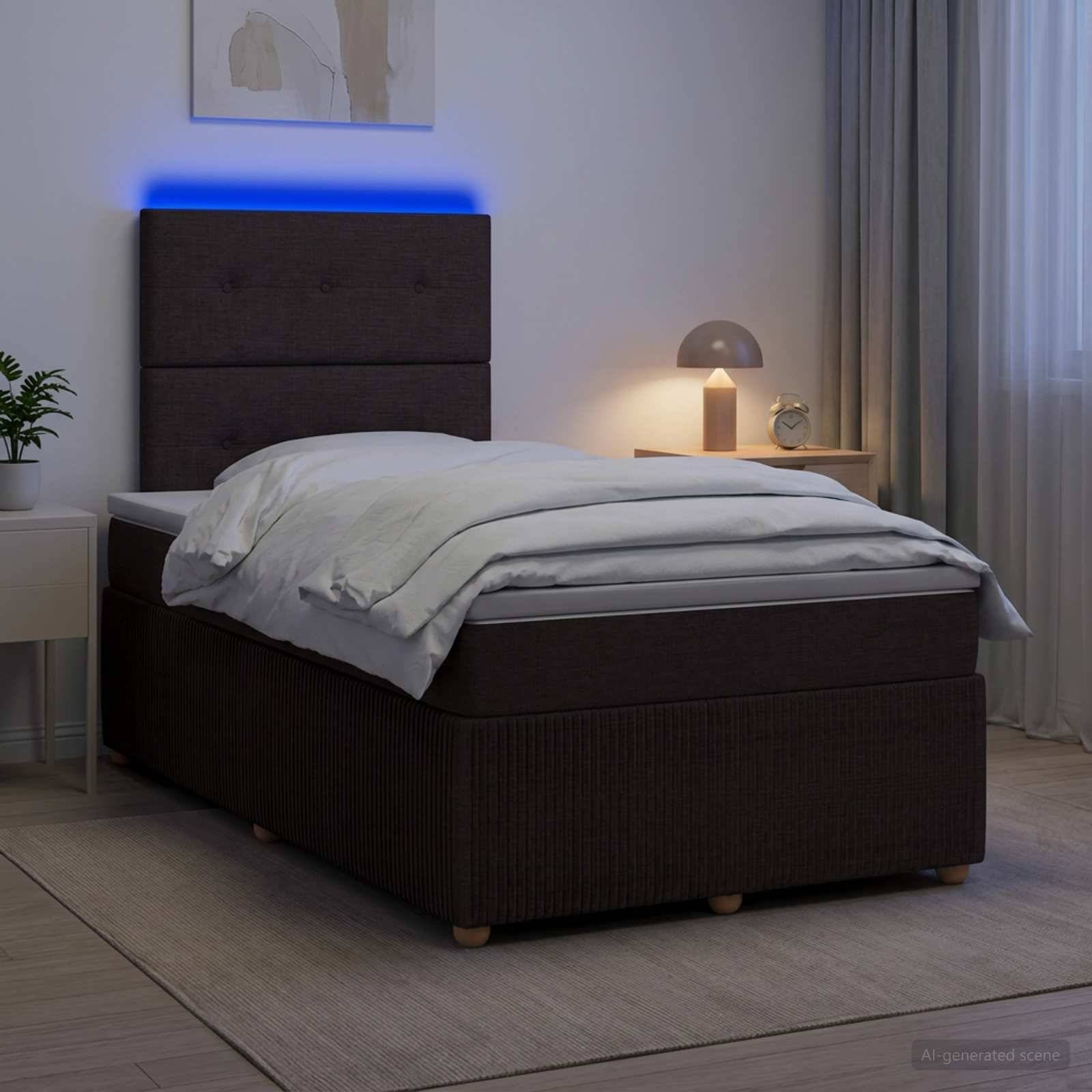 Modernes dunkles Polsterbett mit weißer Bettwäsche und blauer Kopfleuchten-Beleuchtung in einem sanft beleuchteten Schlafzimmer mit Nachttischlampe und Vorhängen.