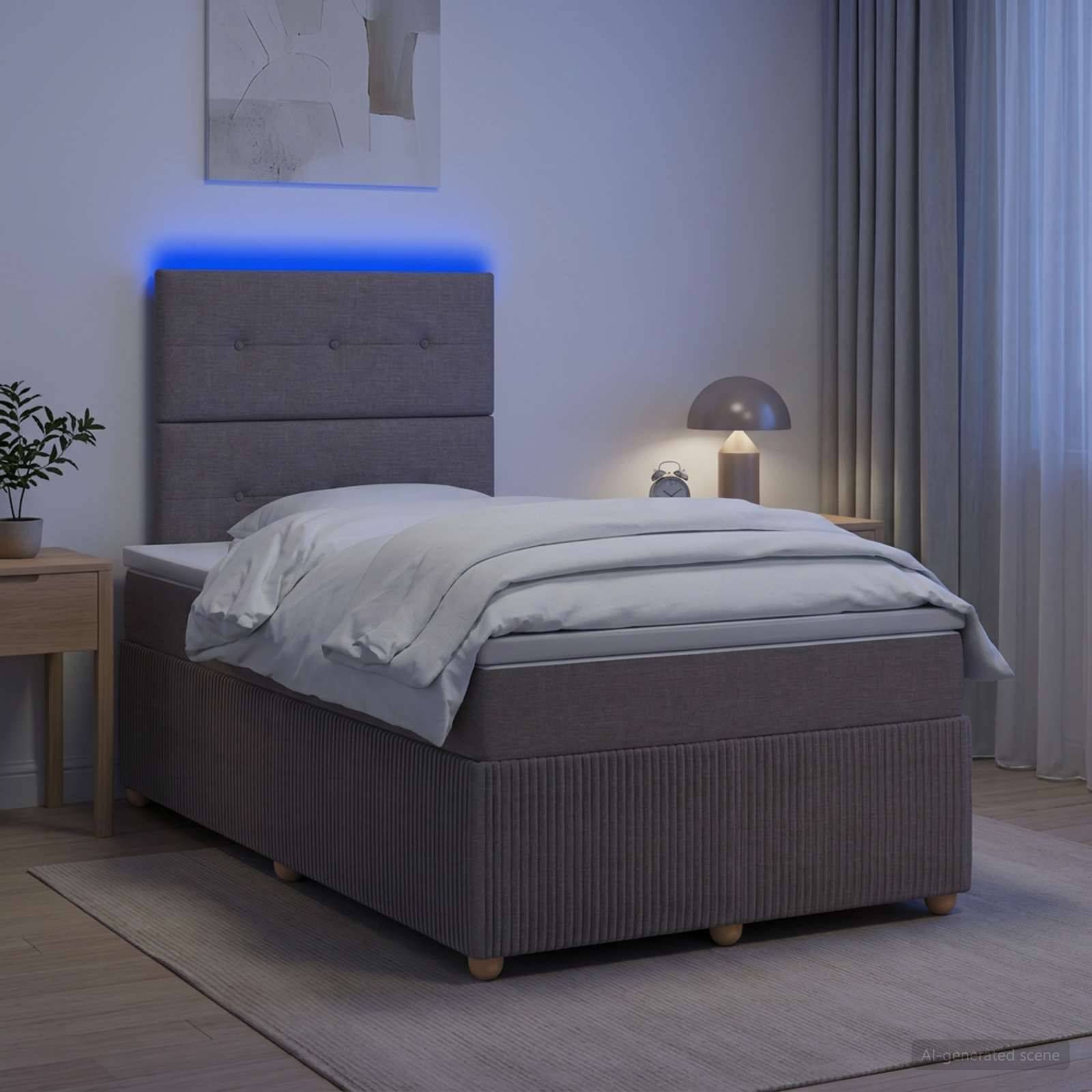 Modernes grau gepolstertes Bett in einem sanft beleuchteten Schlafzimmer mit blauer LED-Kopfleuchtenbeleuchtung, weißer Bettwäsche, Nachttischlampe und transparenten Vorhängen.