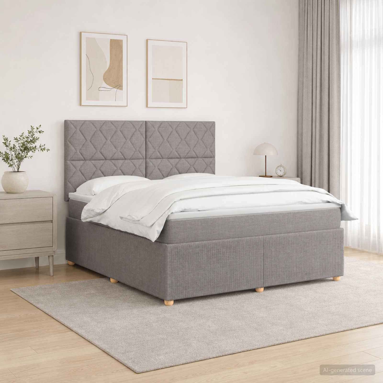 Minimalistisches Schlafzimmer mit einem grau gepolsterten Bett, weißer Bettwäsche, Nachttischen, gerahmter Wandkunst und einem hellen Teppich neben einem Fenster.