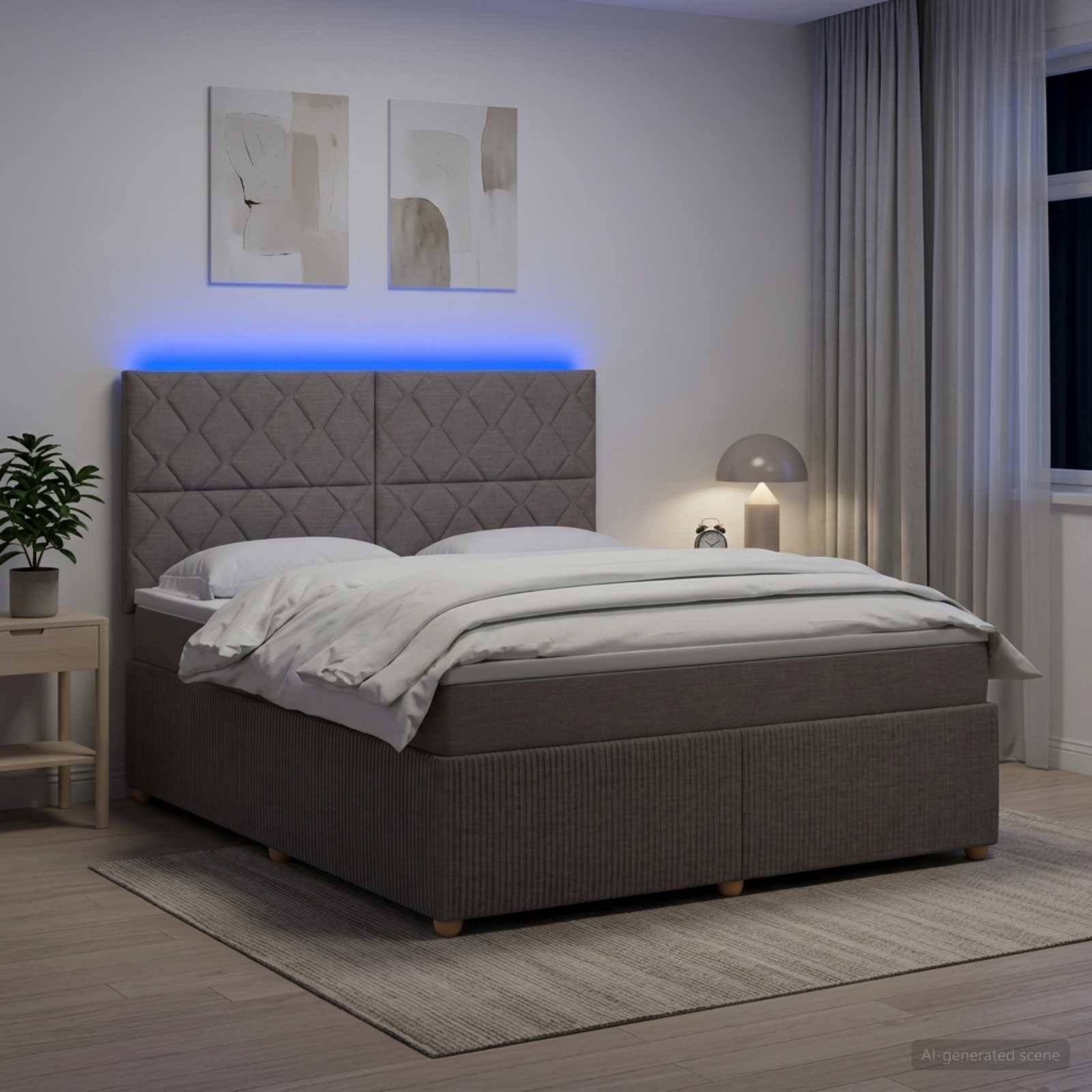 Modernes Schlafzimmer mit einem ordentlich gemachtem Doppelbett, gestepptem Kopfteil mit blauer Akzentbeleuchtung, Nachttisch, Lampe, Wandkunst und Vorhängen.