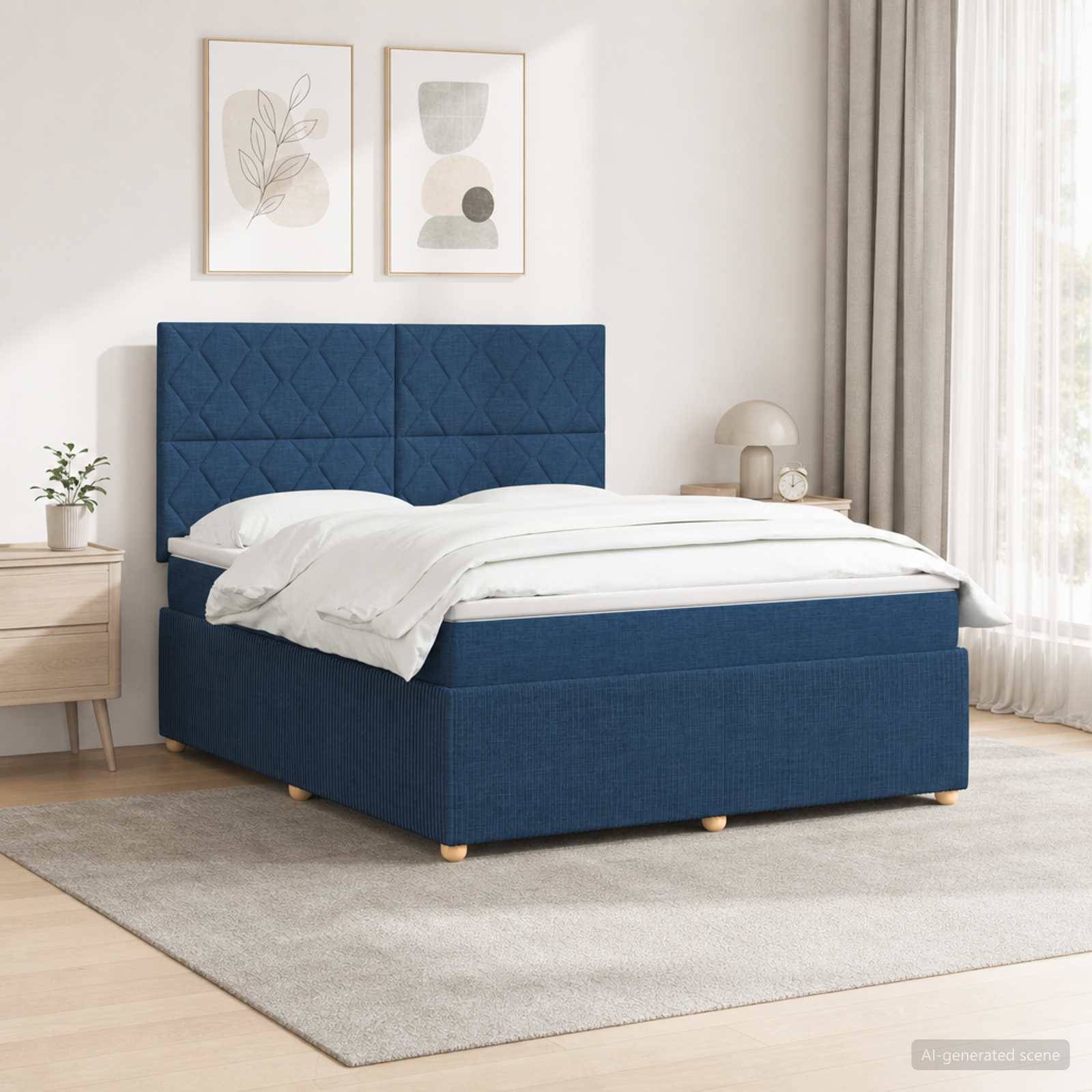 Blaues gepolstertes Bett mit gestepptem Kopfteil und weißer Bettwäsche in einem hellen, minimalistischen Schlafzimmer mit rahmenbildern an der Wand, Nachttisch, Lampe und Vorhängen.