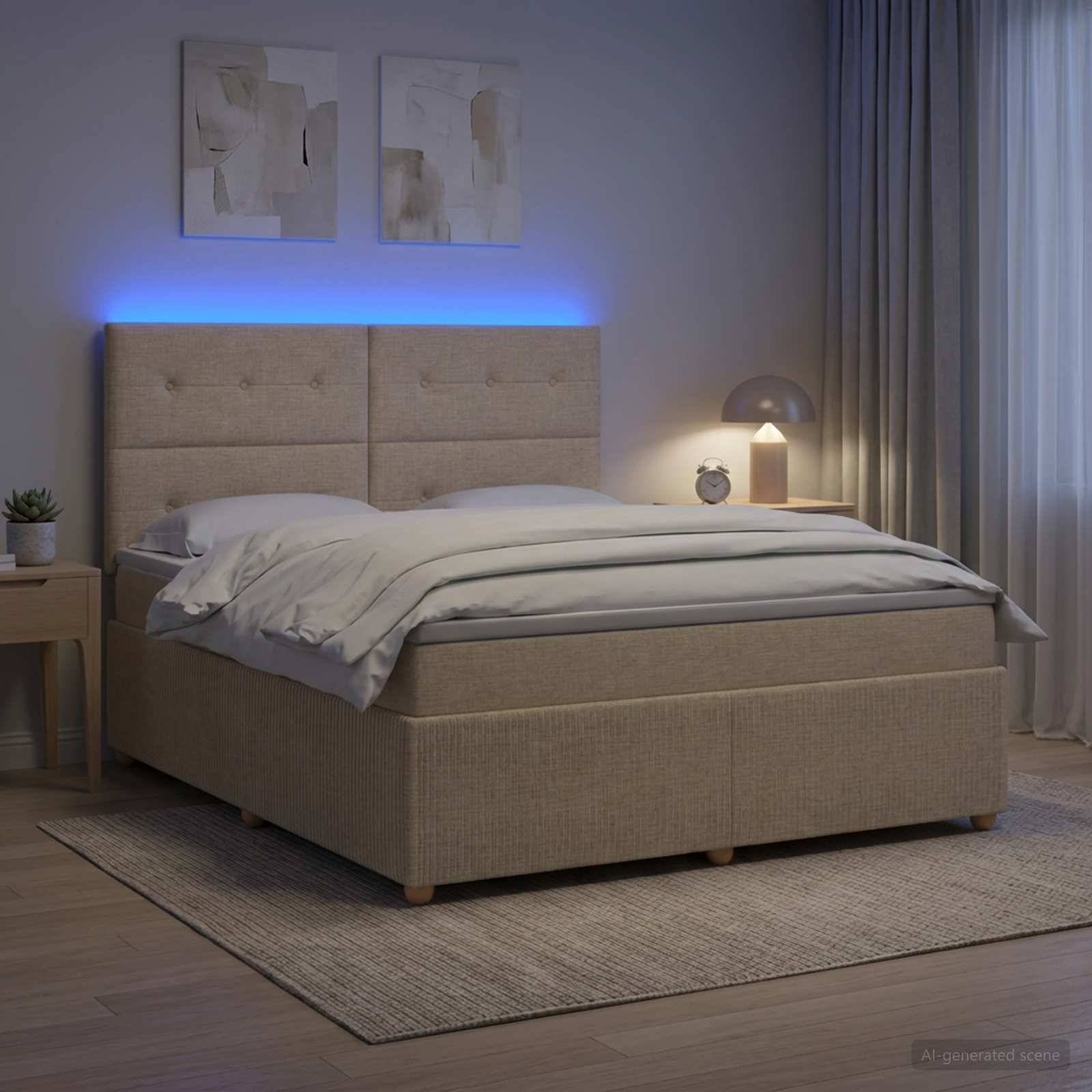 Modernes Schlafzimmer mit beigem gepolstertem Bett, weißer Bettwäsche, blauem Hintergrundbeleuchtung-Kopfteil, Nachttischlampe, Nachttisch, Teppich und Vorhängen.