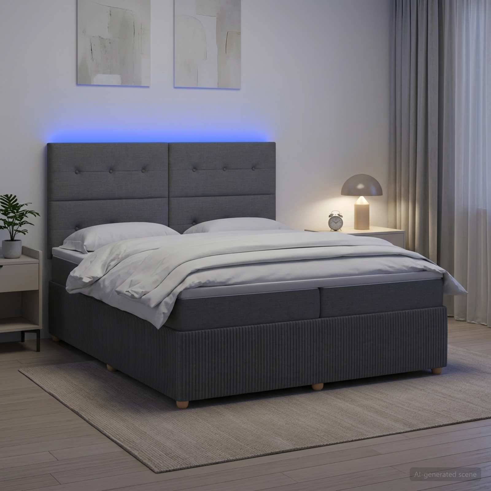 Modernes Schlafzimmer mit einem grau gepolsterten Bett, weißer Bettwäsche, blauer LED-Kopfleuchte, Nachttischlampe und minimalistischer Einrichtung.