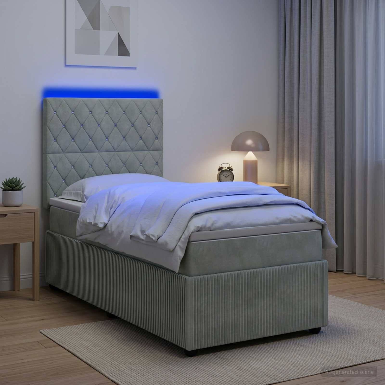 Modernes gepolstertes Einzelbett mit blau leuchtender Kopfleiste, weißer Bettwäsche, Nachttisch, Lampe und Vorhängen in einem minimalistischen Schlafzimmer.