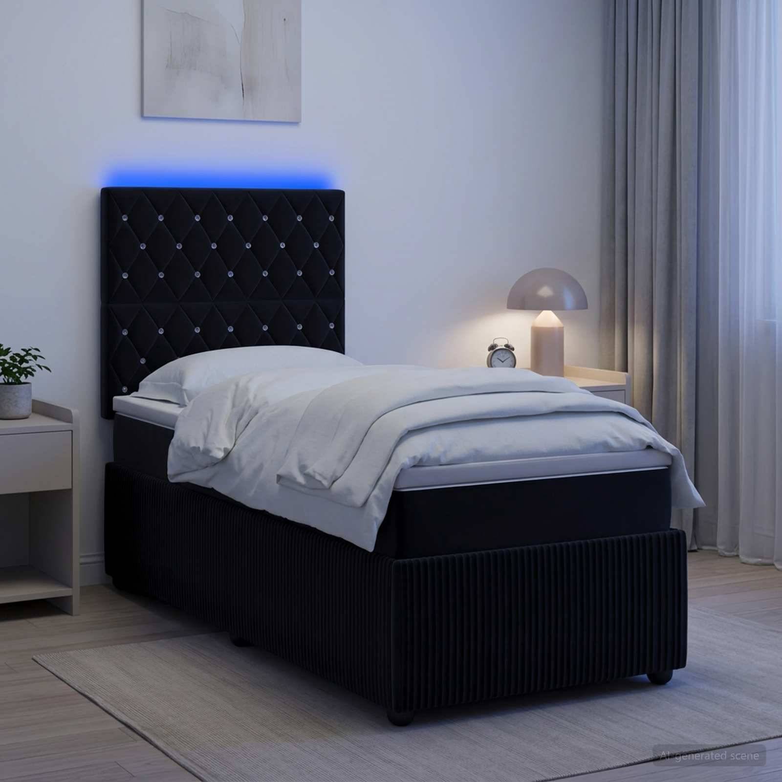 Modernes Schlafzimmer mit einem schwarzen gepolsterten Bett, weißer Bettwäsche und sanfter blauer LED-Kopfleuchtenbeleuchtung neben einer kleinen Lampe und Vorhängen.