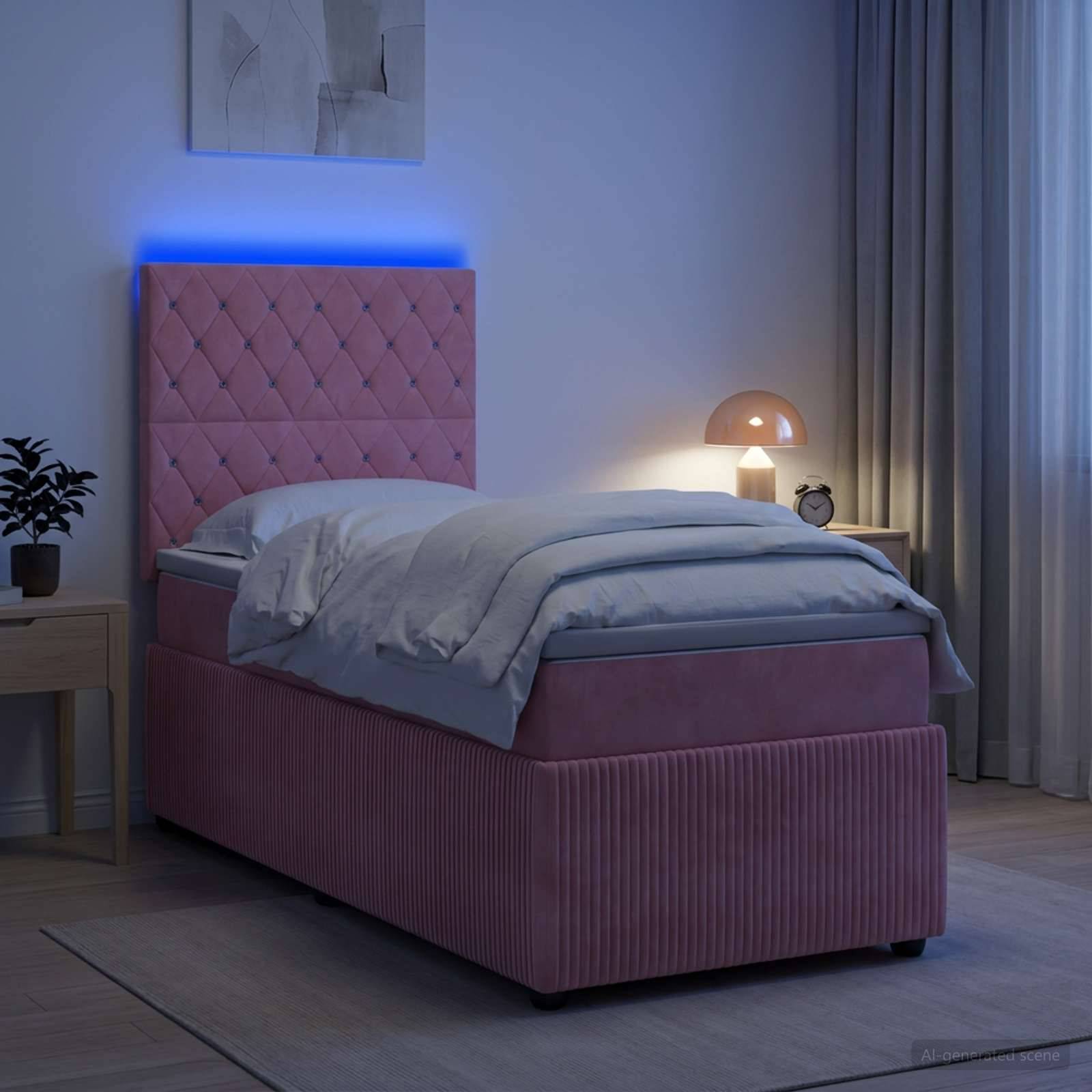 Rosabett mit blauem Hintergrundlicht in einem sanft beleuchteten Schlafzimmer, mit Nachttischlampe, Vorhängen und einer Pflanze auf einem kleinen Tisch.
