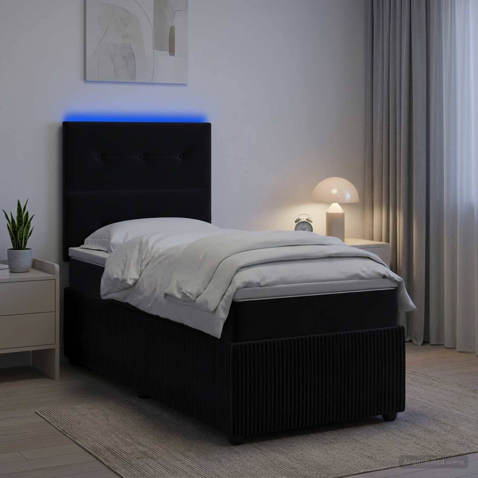 Modernes Schlafzimmer mit schwarzem Bett, blauem LED-Kopfleuchten-Glühen, weißer Bettwäsche, Nachttischlampe, Pflanze und bodenlangen Vorhängen.