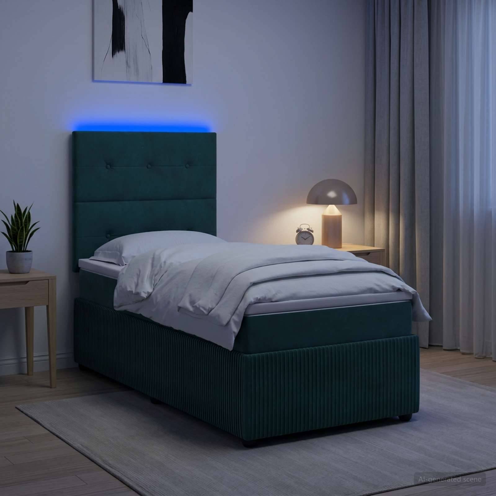 Modernes Schlafzimmer mit einem ordentlich gemachtem Einzelbett, kopfteil mit türkiser Polsterung und blauem LED-Licht, Nachttischlampe, Pflanze und Vorhängen.