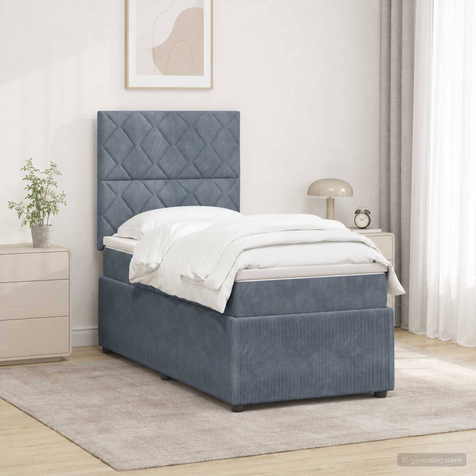 Blaugepolstertes Einzelbett in einem hellen, minimalistischen Schlafzimmer, mit weißer Bettwäsche, Nachttisch, Lampe, Pflanze und Vorhängen.