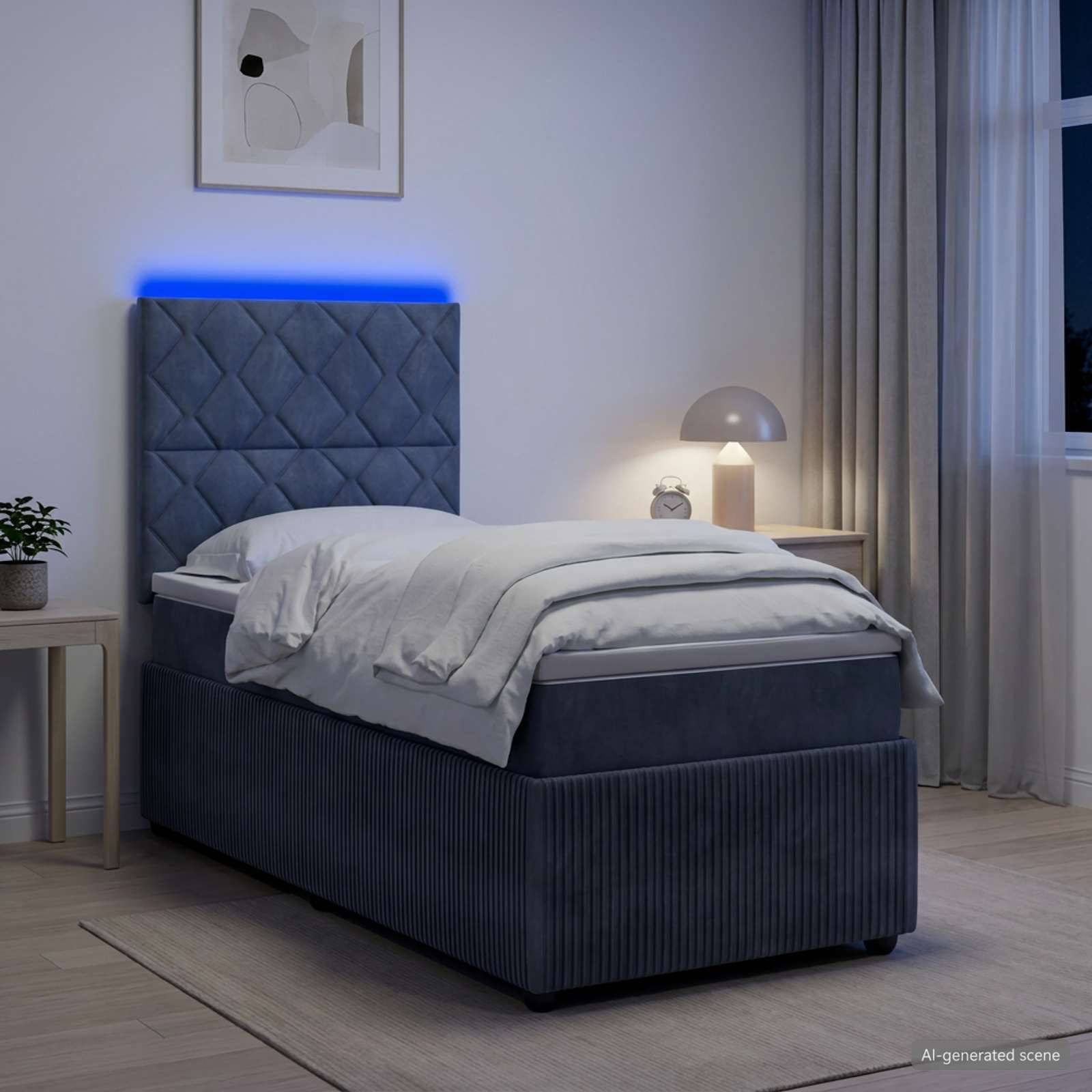 Modernes Einzelbett mit blauem gepolstertem Kopfteil und Bettsockel, weiße Bettwäsche, Nachttischlampe und sanfte blaue Umgebungsbeleuchtung in einem minimalistischen Schlafzimmer