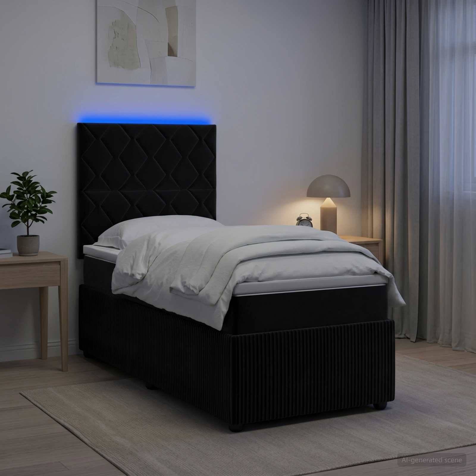 Modernes Schlafzimmer mit einem schwarzen gepolsterten Bett, das durch blaue LED-Leuchten beleuchtet wird, weißer Bettwäsche, einer Nachttischlampe und einer Pflanze neben transparenten Vorhängen.