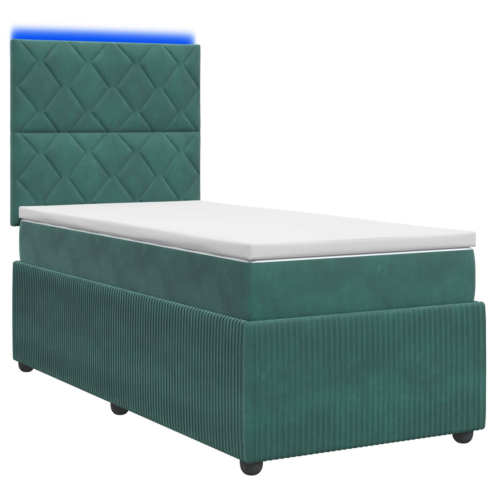 Grünes Bett für eine Person mit gepolstertem Kopfteil mit Diamant-Steppung, weißer Matratze auf weißem Hintergrund.