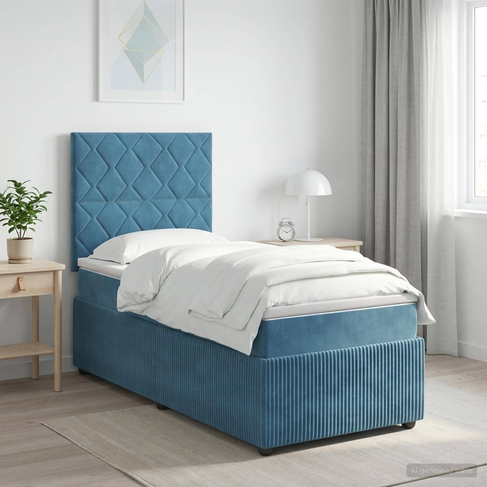 Ein ordentlich gemachtes, blau gepolstertes Einzelbett in einem hellen, minimalistischen Schlafzimmer mit Nachttisch, Lampe, Pflanze und Fenstervorhängen.