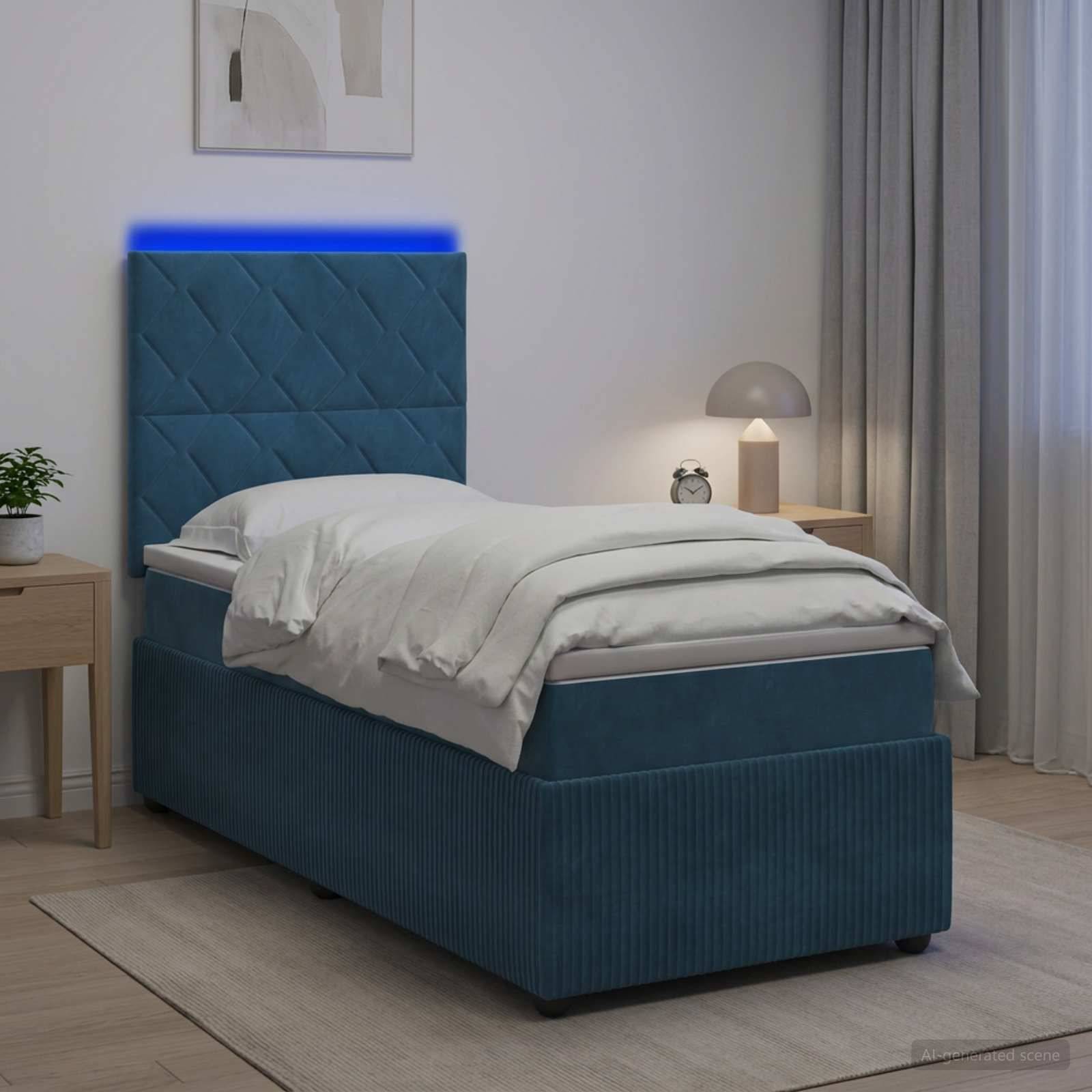 Blaues gepolstertes Einzelbett mit weißer Bettwäsche in einem modernen Schlafzimmer, gezeigt mit einer leuchtenden Nachttischlampe und Vorhängen.