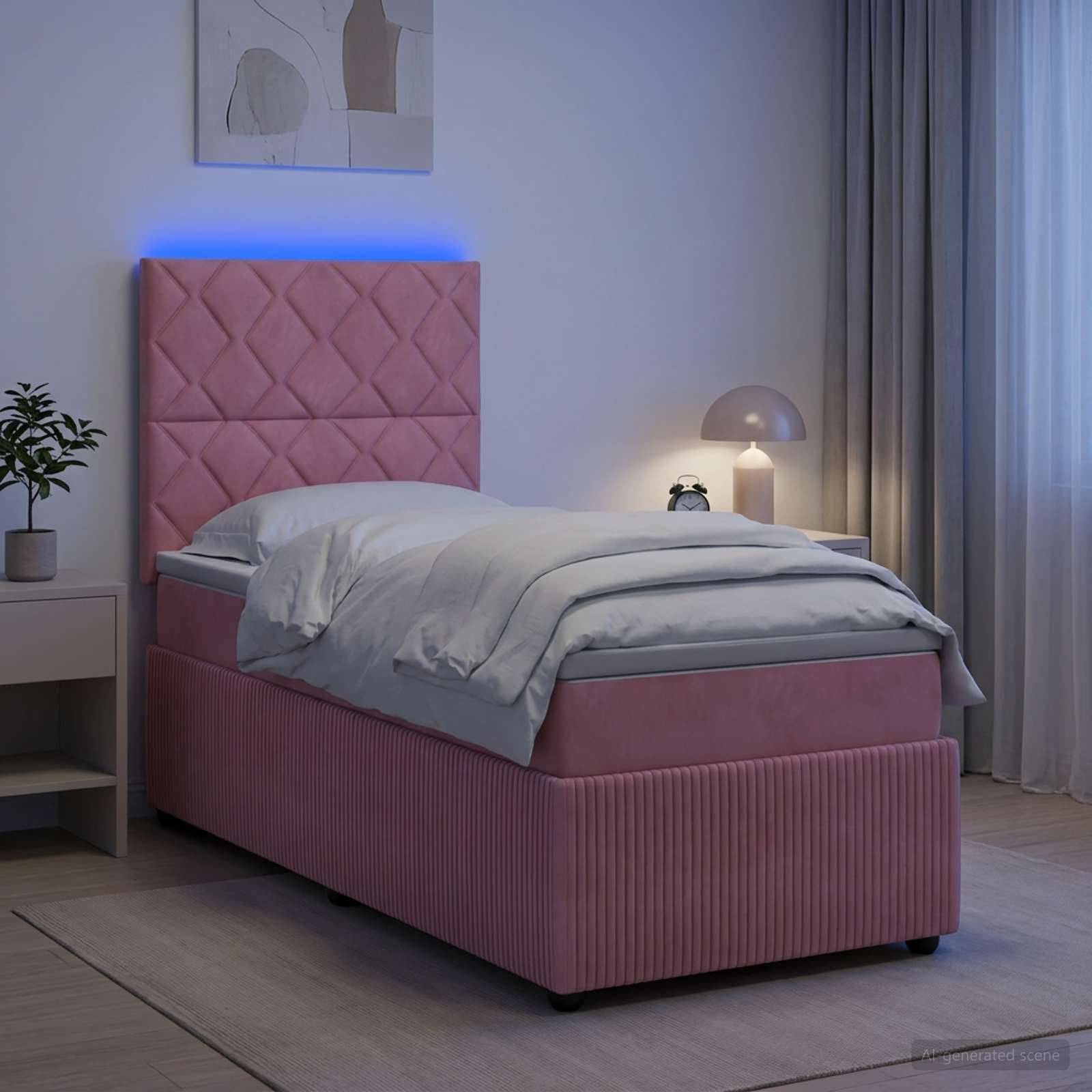 Rosa gepolstertes Einzelbett mit beleuchteter Kopfkonsole in einem modernen Schlafzimmer, ausgestattet mit weißer Bettwäsche neben einer Lampe und Vorhängen.