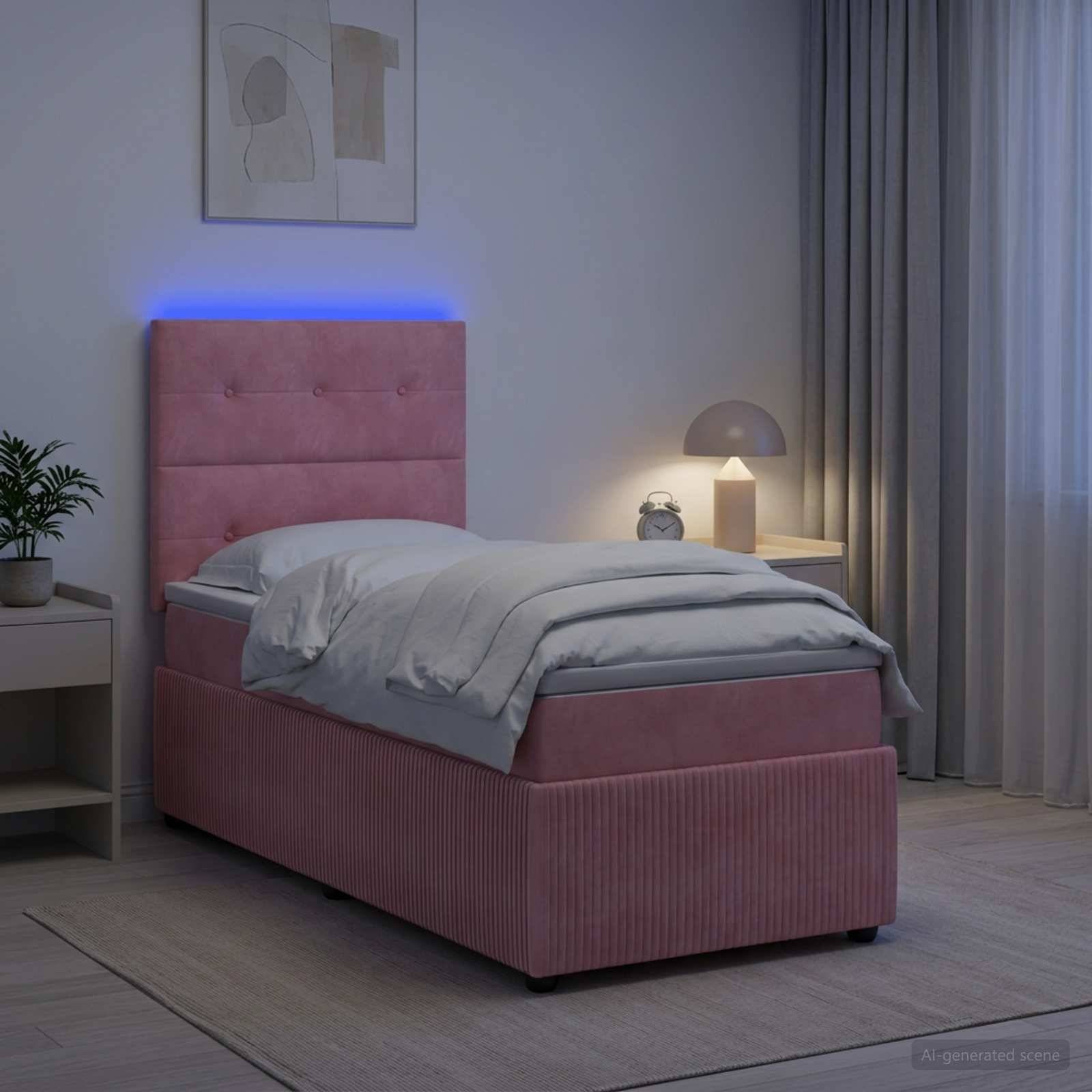 Ein rosafarbenes gepolstertes Bett mit blauer LED-Kopfleuchte in einem modernen Schlafzimmer neben einer Nachttischlampe, Vorhängen und Wandkunst.