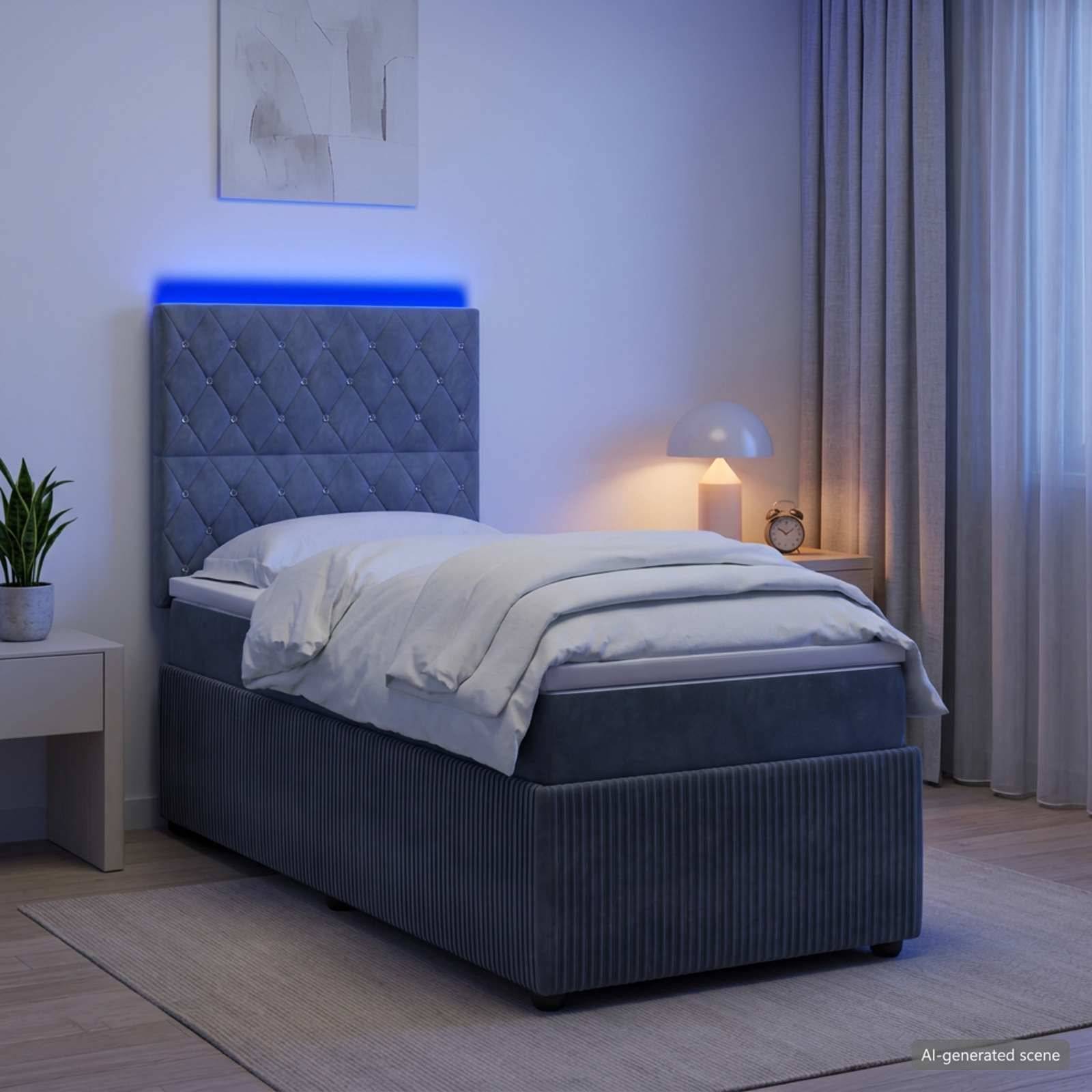 Modernes Schlafzimmer mit einem Einzelbett, blau beleuchteter gepolsterter Kopfleiste, Nachttischlampe, Gardinen und einer kleinen Pflanze auf einem Nachttisch.