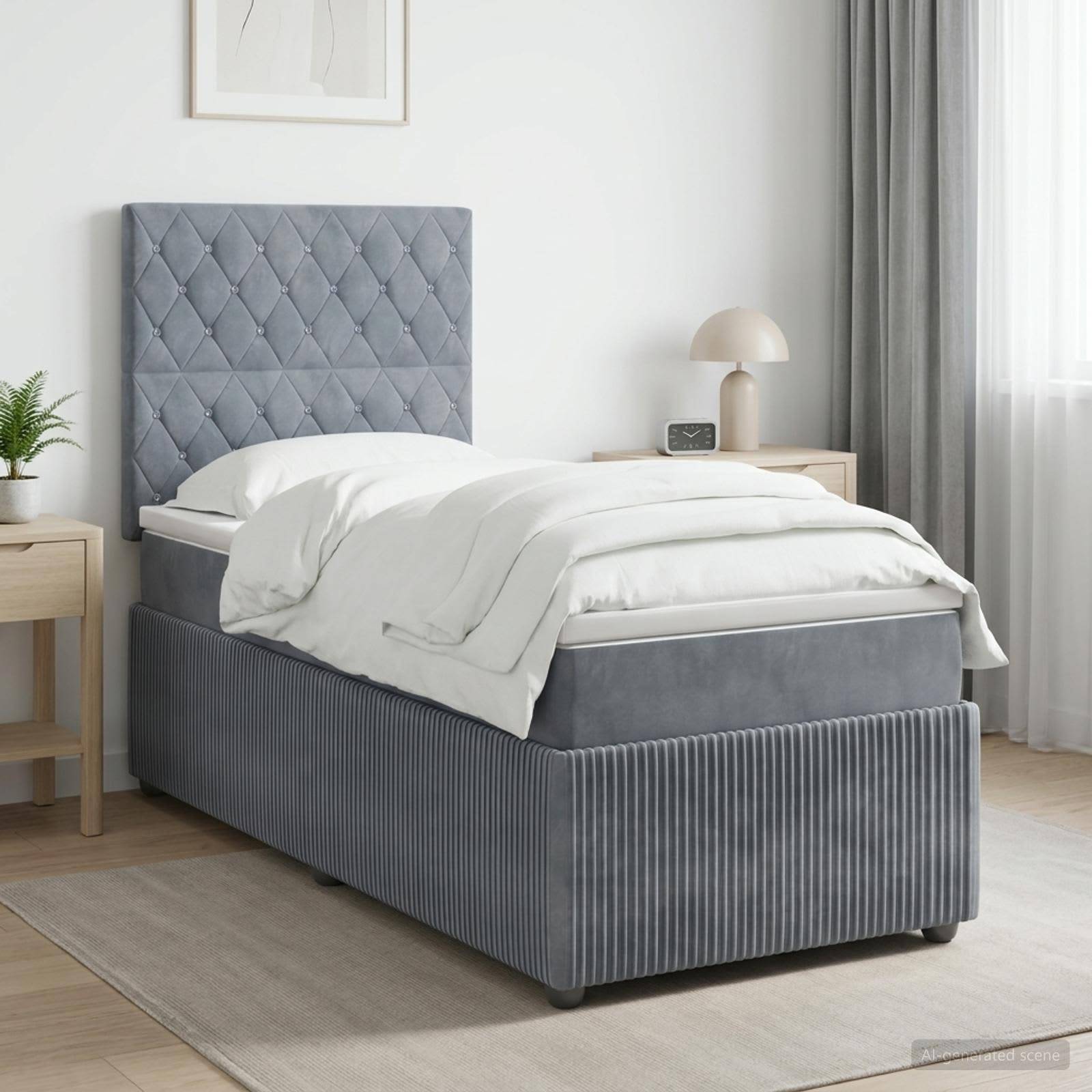 Graupolstertes Einzelbett mit geknöpftem Kopfteil, weiße Bettwäsche und passende Nachttische in einem hellen minimalistischen Schlafzimmer.
