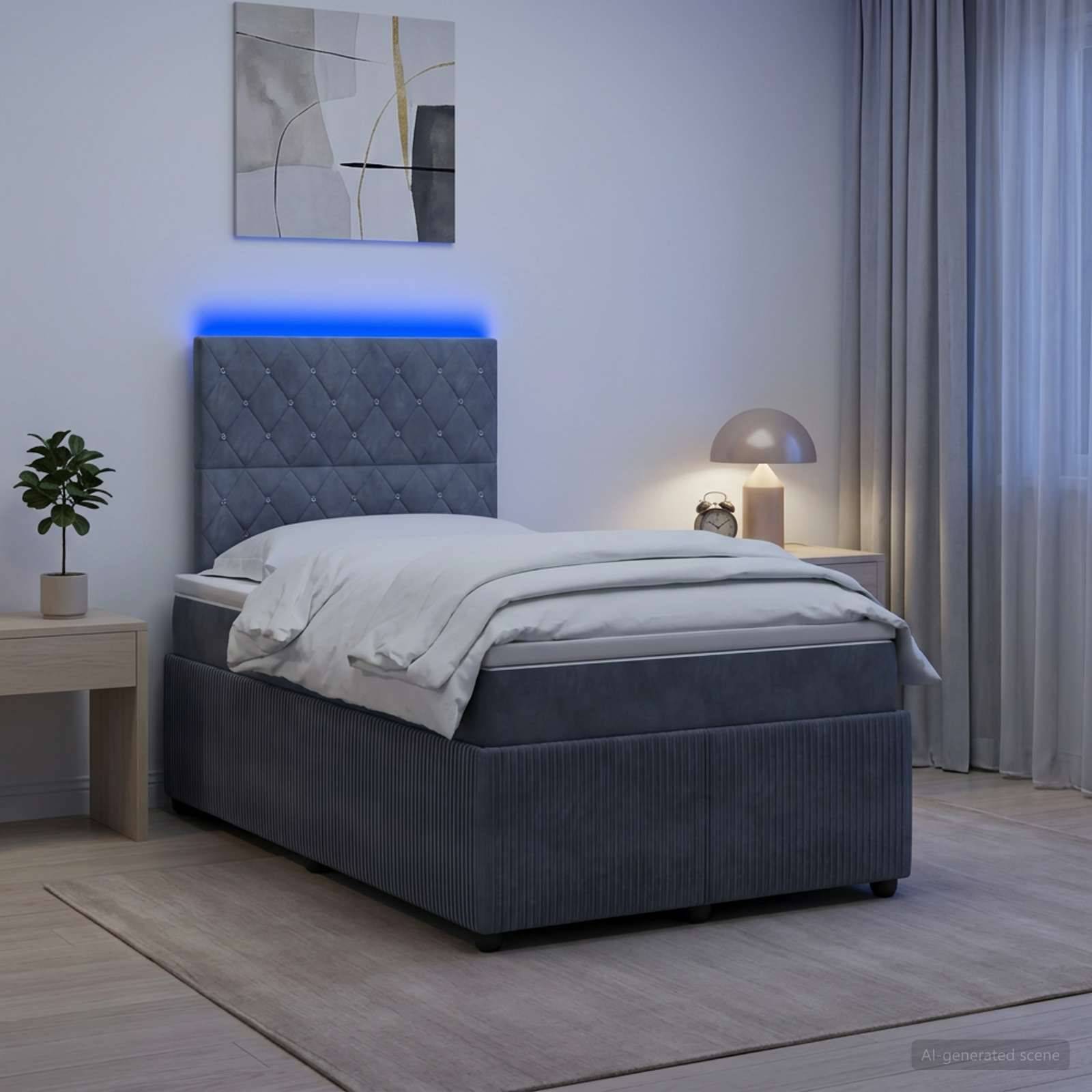 Modernes Schlafzimmer mit einem grau gepolsterten Bett, beleuchtet durch einen blauen Kopfleisten-Streifen, Nachttischlampe und Tisch, Pflanze, Wandkunst und transparenten Gardinen.