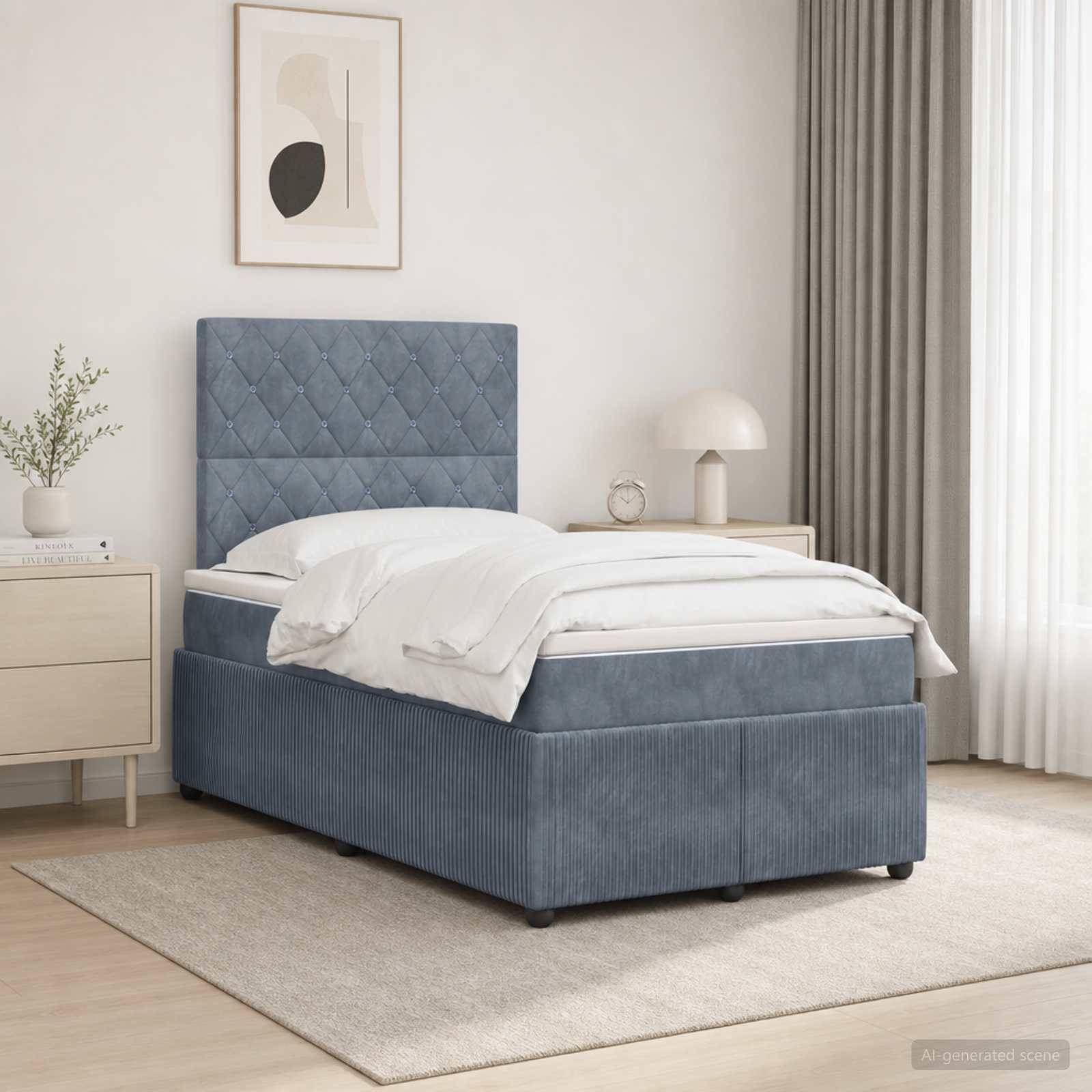 Bett mit blauem Polsterstoff im Einzelbettformat mit weißer Bettwäsche in einem minimalistischen Schlafzimmer, neben einem Nachttisch, einer Lampe, einem Kunstwerk und Gardinen am Fenster.