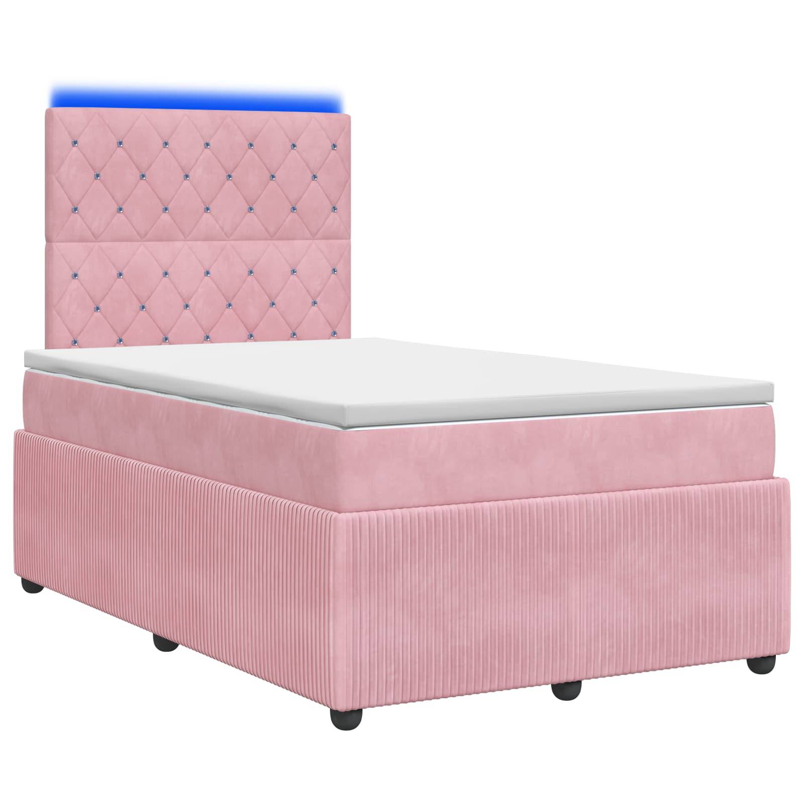 Rosa gepolstertes Einzelbett mit gestepptem Kopfteil und weißer Matratze vor einem einfachen Hintergrund.