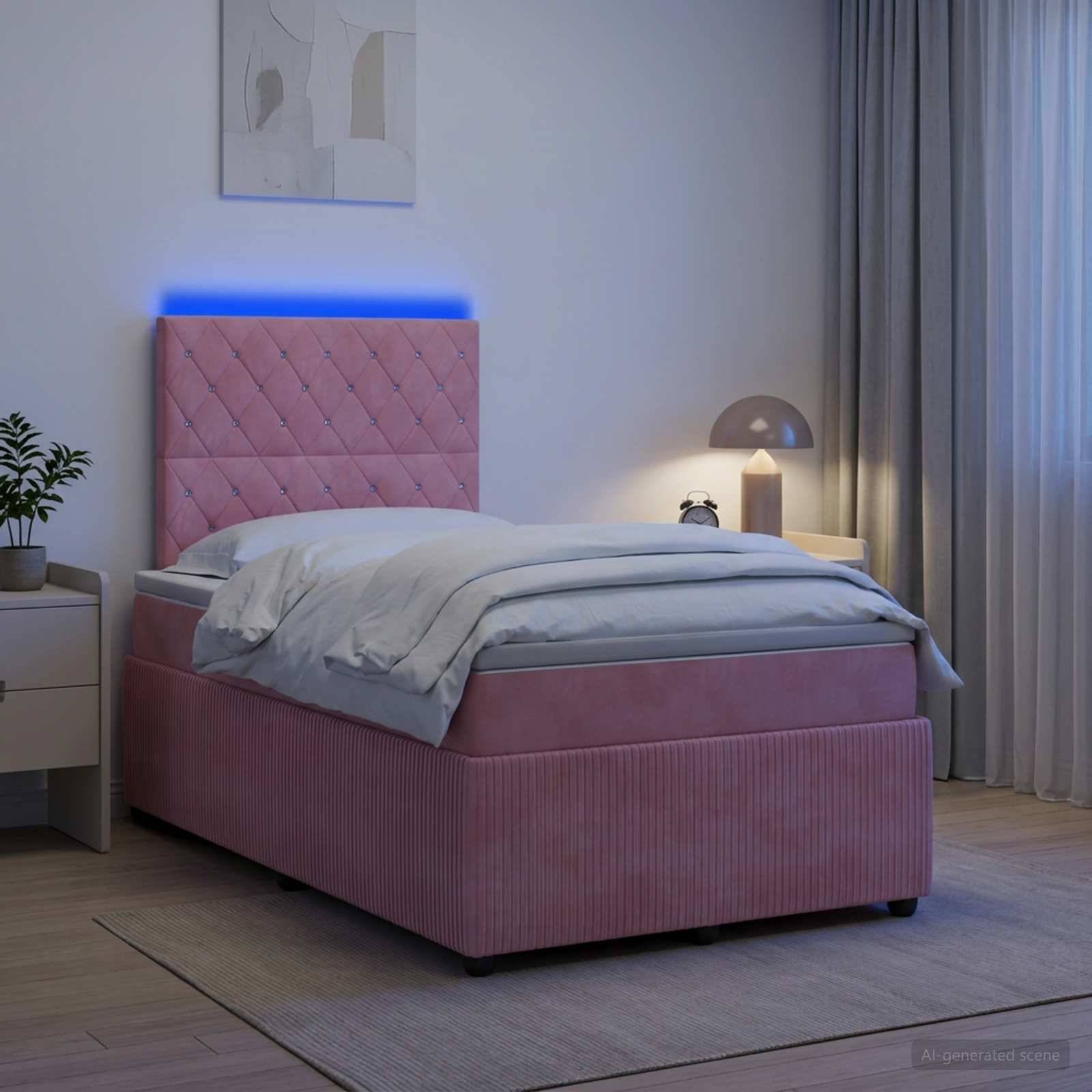 Modernes Schlafzimmer mit einem rosa gepolsterten Bett, grauer Bettwäsche, Nachttischlampe, Pflanze und Vorhängen, beleuchtet durch sanfte blaue Akzentbeleuchtung.