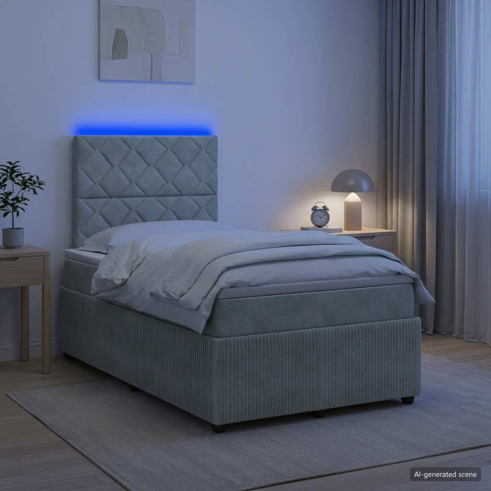 Modernes Schlafzimmer mit einem ordentlich gemachten gepolsterten Bett, blau hinterleuchtetem Kopfteil, Nachttischen, Lampe und Vorhängen in einem sanft beleuchteten Innenraum.