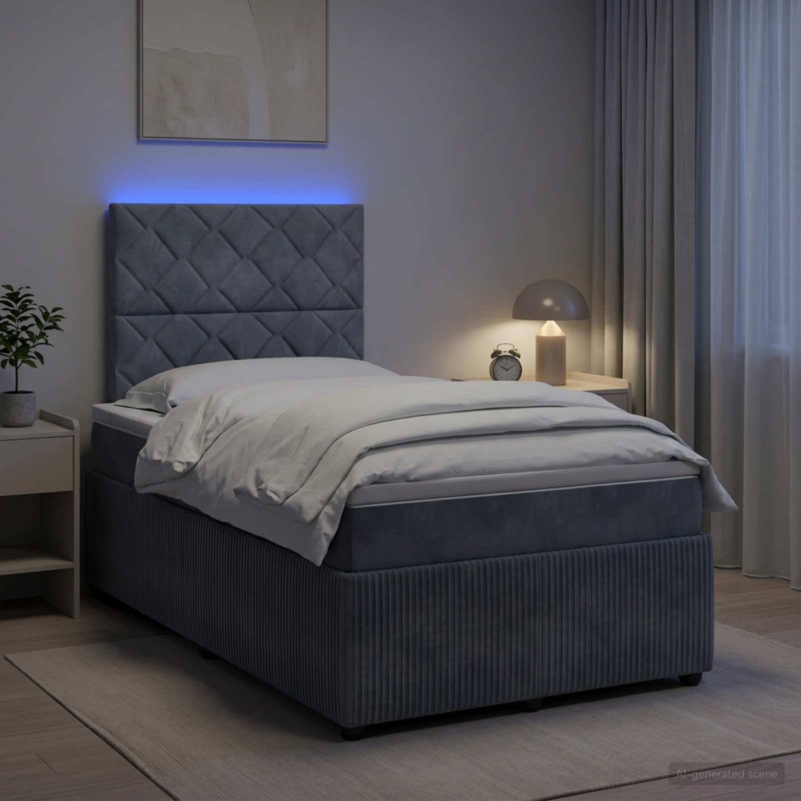 Ein modernes grau gepolstertes Bett mit blau beleuchteter Kopfleiste in einem sanft beleuchteten Schlafzimmer, mit Nachttischlampe, Wecker und Vorhängen.