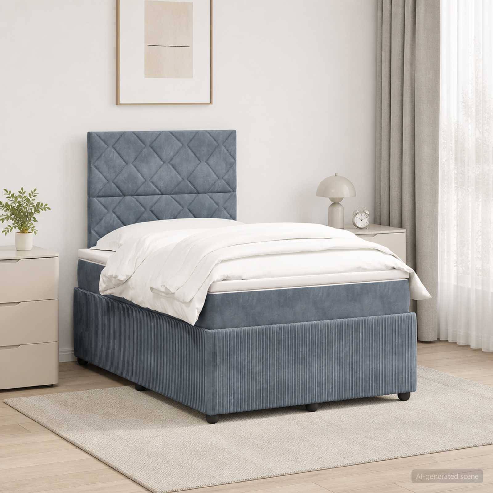 Blaues Polsterbett mit gestepptem Kopfteil, weiße Bettwäsche und passender Stauraum-Ottomane in einem hellen, minimalistischen Schlafzimmer.