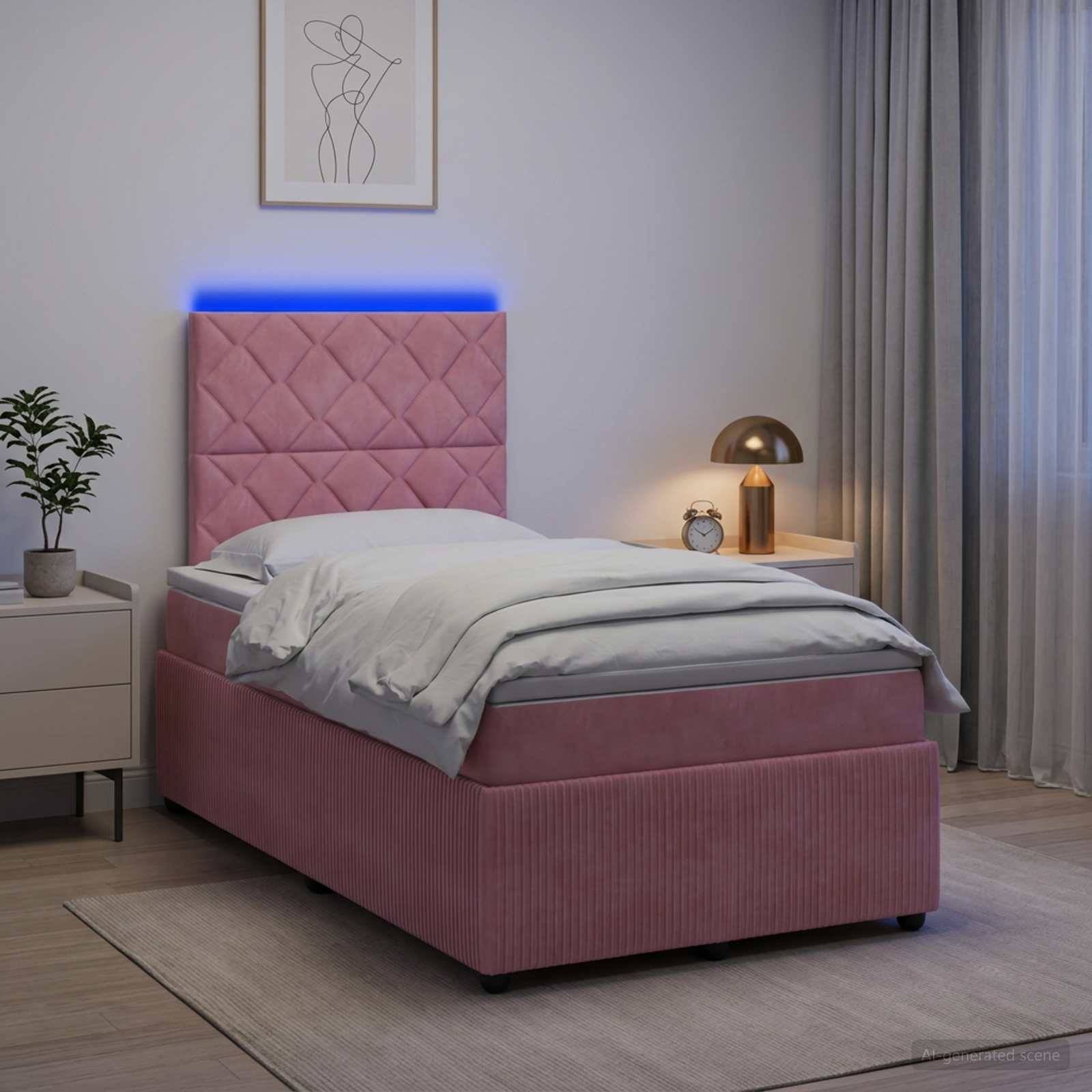 Rosa gepolstertes Einzelbett mit weißer Bettwäsche und blauem Kopfbrett mit Licht in einem modernen Schlafzimmer neben einem Nachttisch, einer Lampe, einer Pflanze und Gardinen.