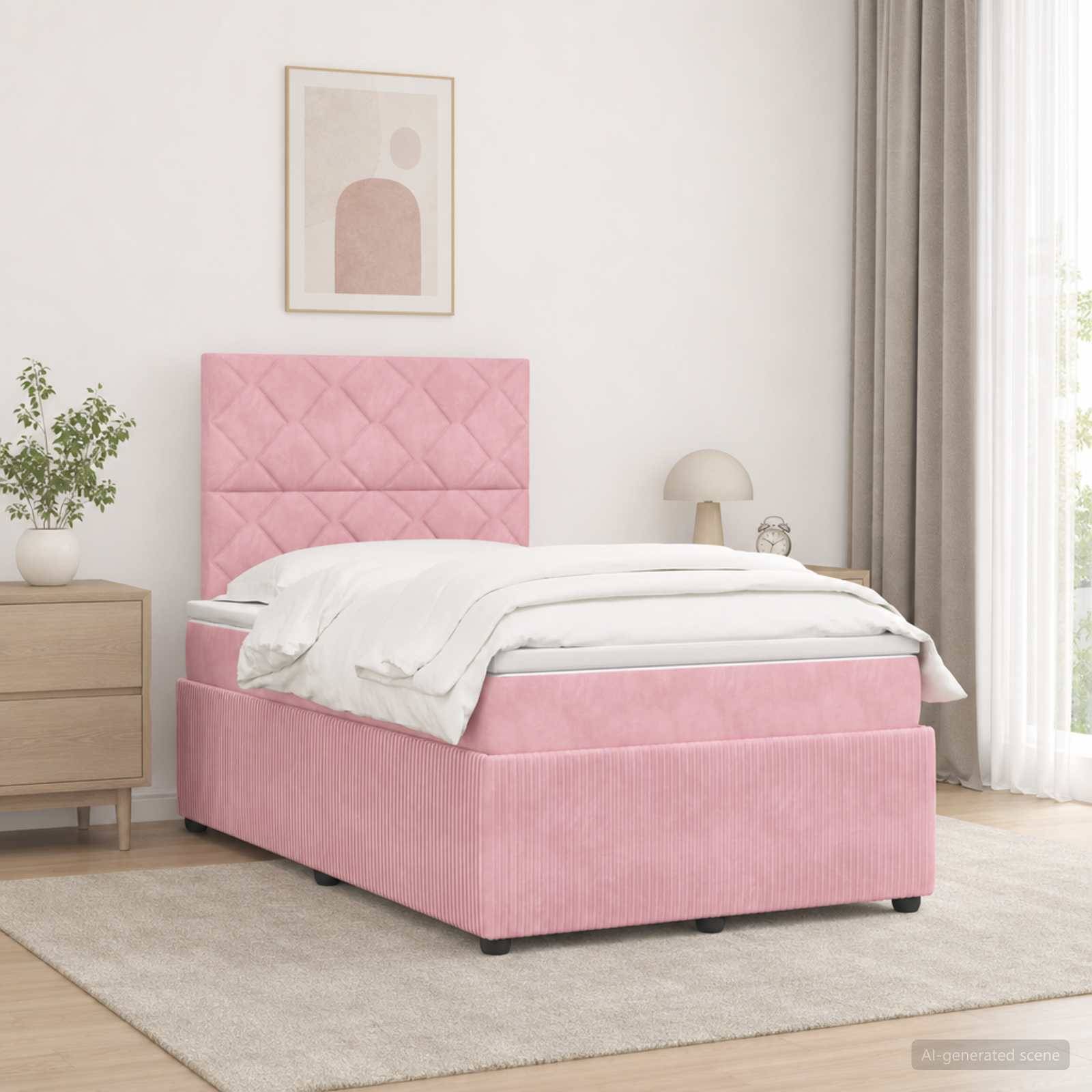 Rosa gepolstertes Bett mit gestepptem Kopfteil und weißer Bettwäsche in einem hellen, minimalistischen Schlafzimmer mit Nachttisch, Lampe, Vorhang und Teppich.