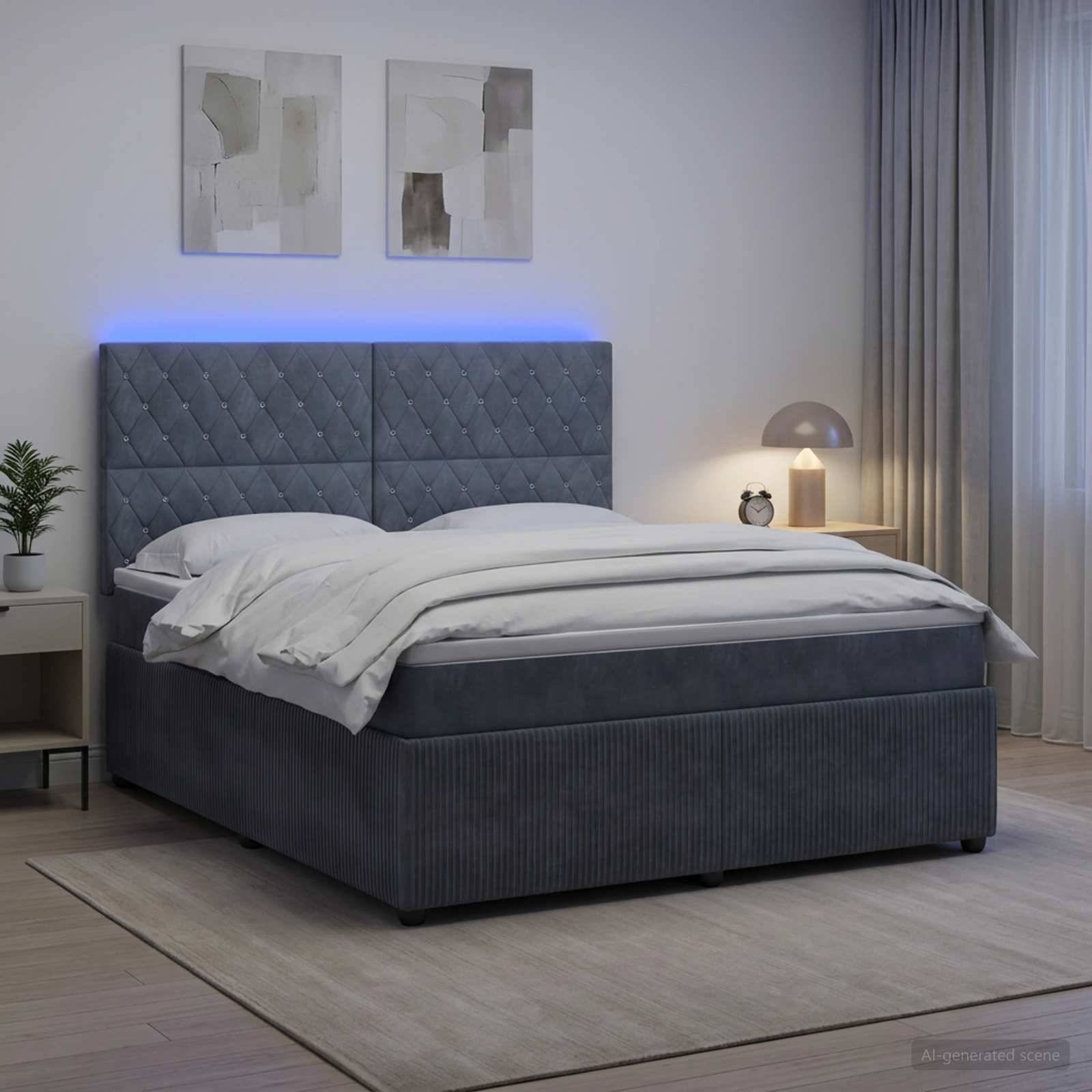 Modernes Schlafzimmer mit grauem gepolstertem Bett, blauer Kopfleuchtenrückbeleuchtung, weißer Bettwäsche, Nachttischlampe, Pflanze und Gardinen in einem minimalistischen Raum.
