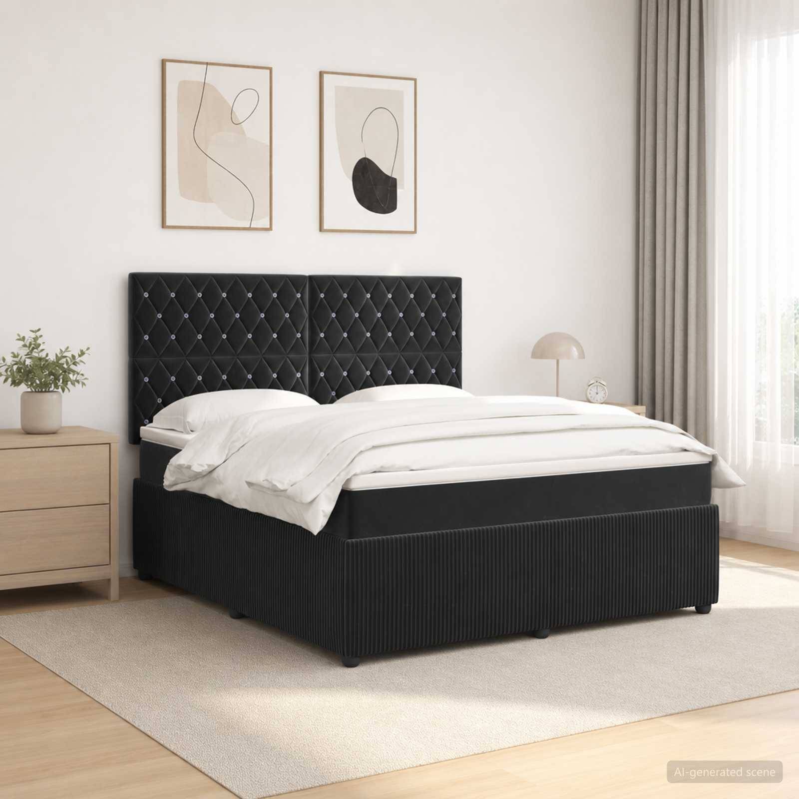 Modernes Schlafzimmer mit einem schwarzen gepolsterten Bett, weißer Bettwäsche, Nachttisch, Lampe und abstrakter Wandkunst neben einem hellen Fenster.