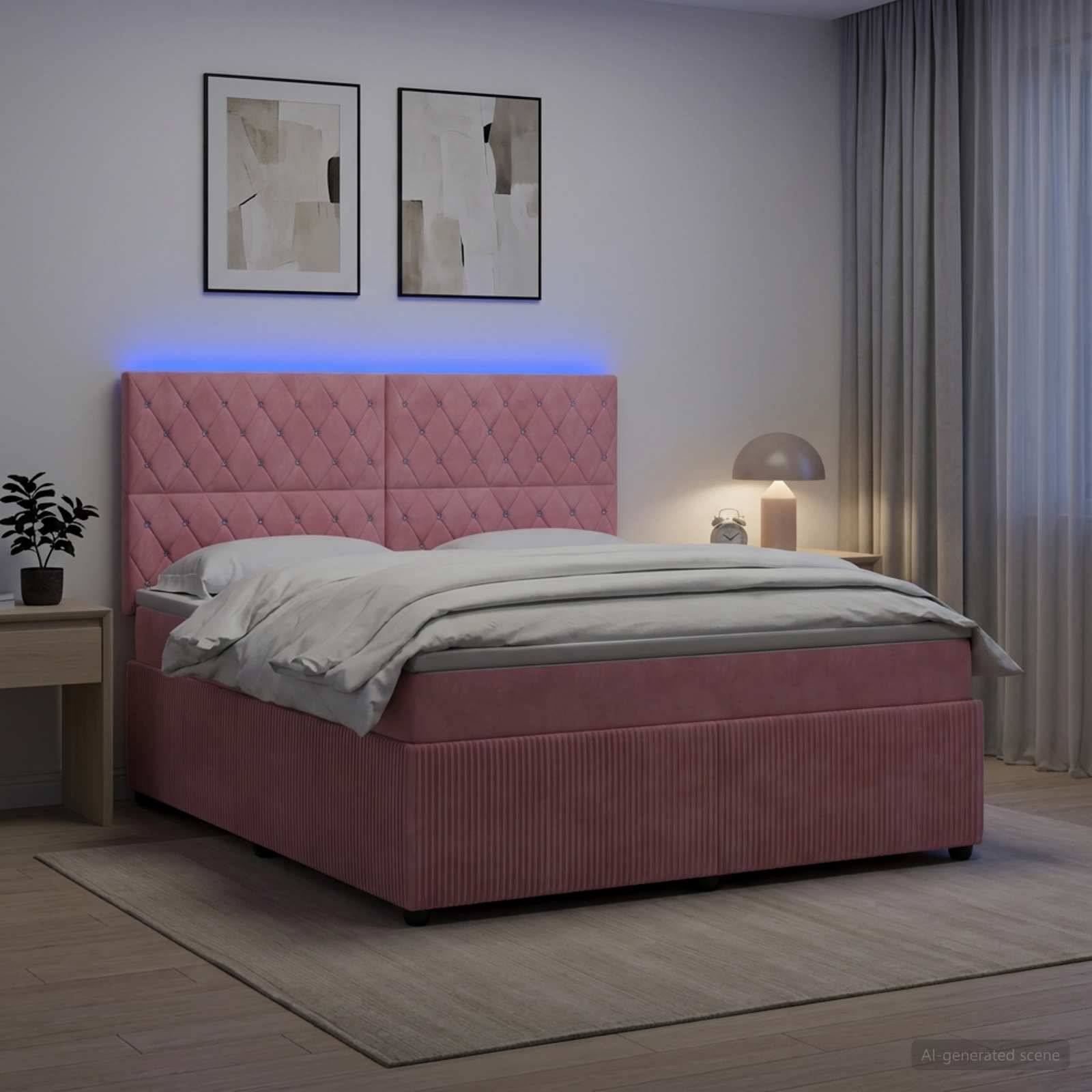 Rosa gepolstertes Bett mit gestepptem Kopfteil, weiße Bettwäsche, blaue Akzentleuchte, Nachttischlampe, Wandkunst und Vorhänge in einem modernen Schlafzimmer.