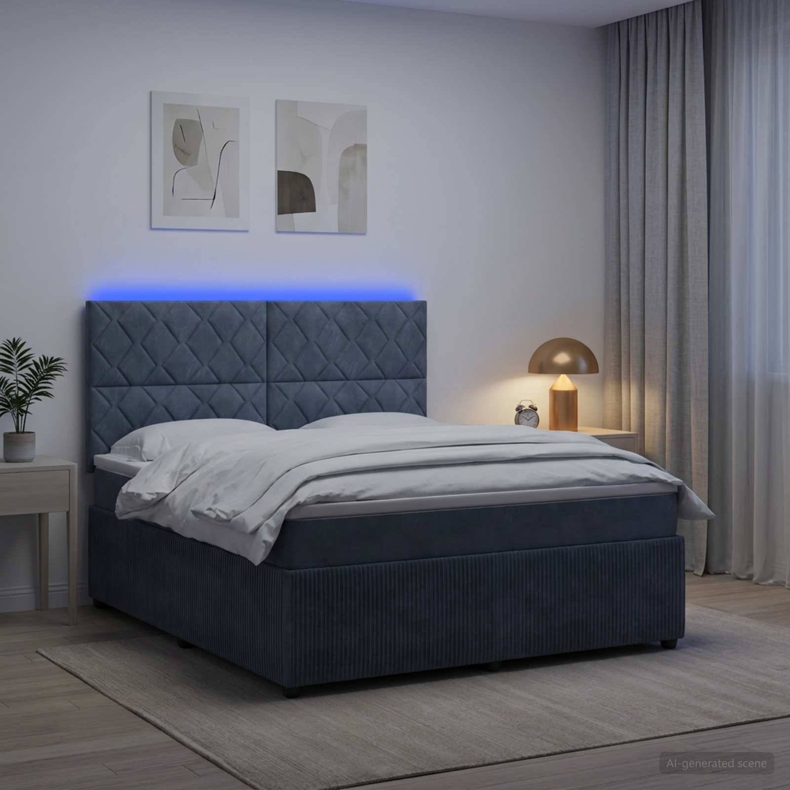 Modernes Schlafzimmer mit einem blau gepolsterten Bett und leuchtender Kopfstütze, weißer Bettwäsche, Nachttischleuchte, Vorhängen und minimalistischer Wandkunst.