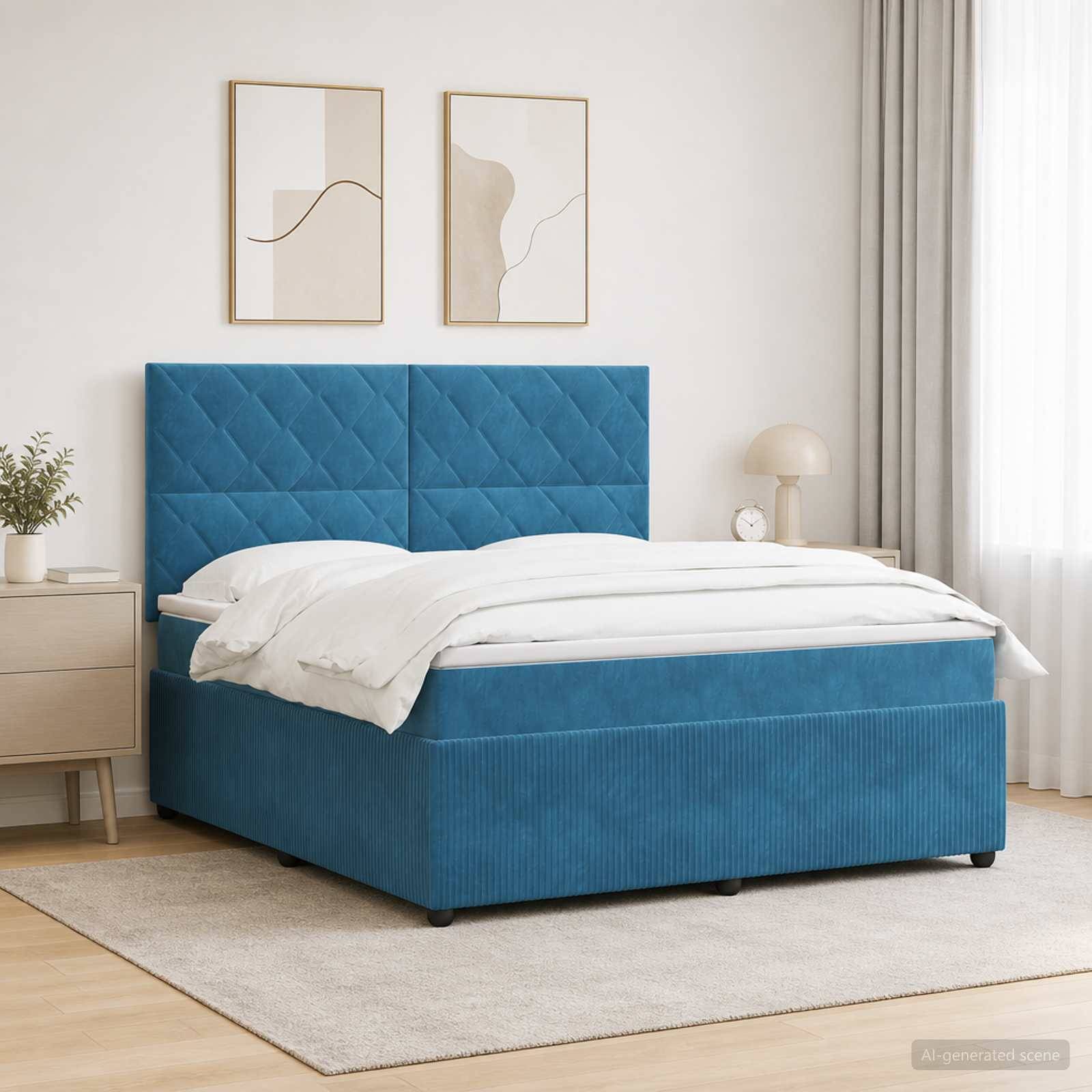 Blaues Polsterbett mit gestepptem Kopfteil und weißer Bettwäsche in einem hellen minimalistischen Schlafzimmer mit Wandkunst in Rahmen, Nachttisch, Lampe und Vorhängen.