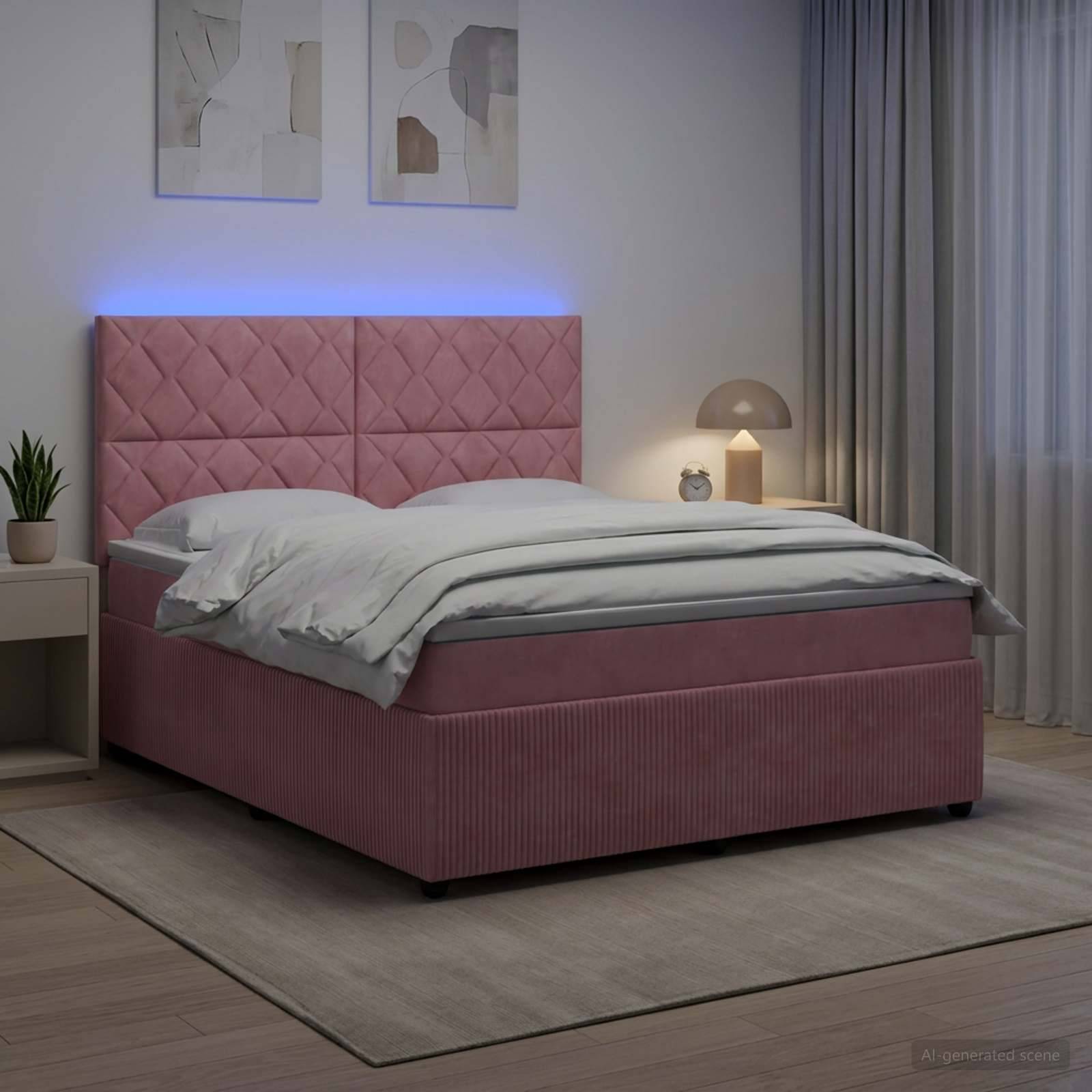 Modernes Schlafzimmer mit einem rosa gepolsterten Bett, zerwühlter grauer Bettwäsche, Nachttischlampe, Pflanze, Wandkunst und sanfter blauer Akzentbeleuchtung.