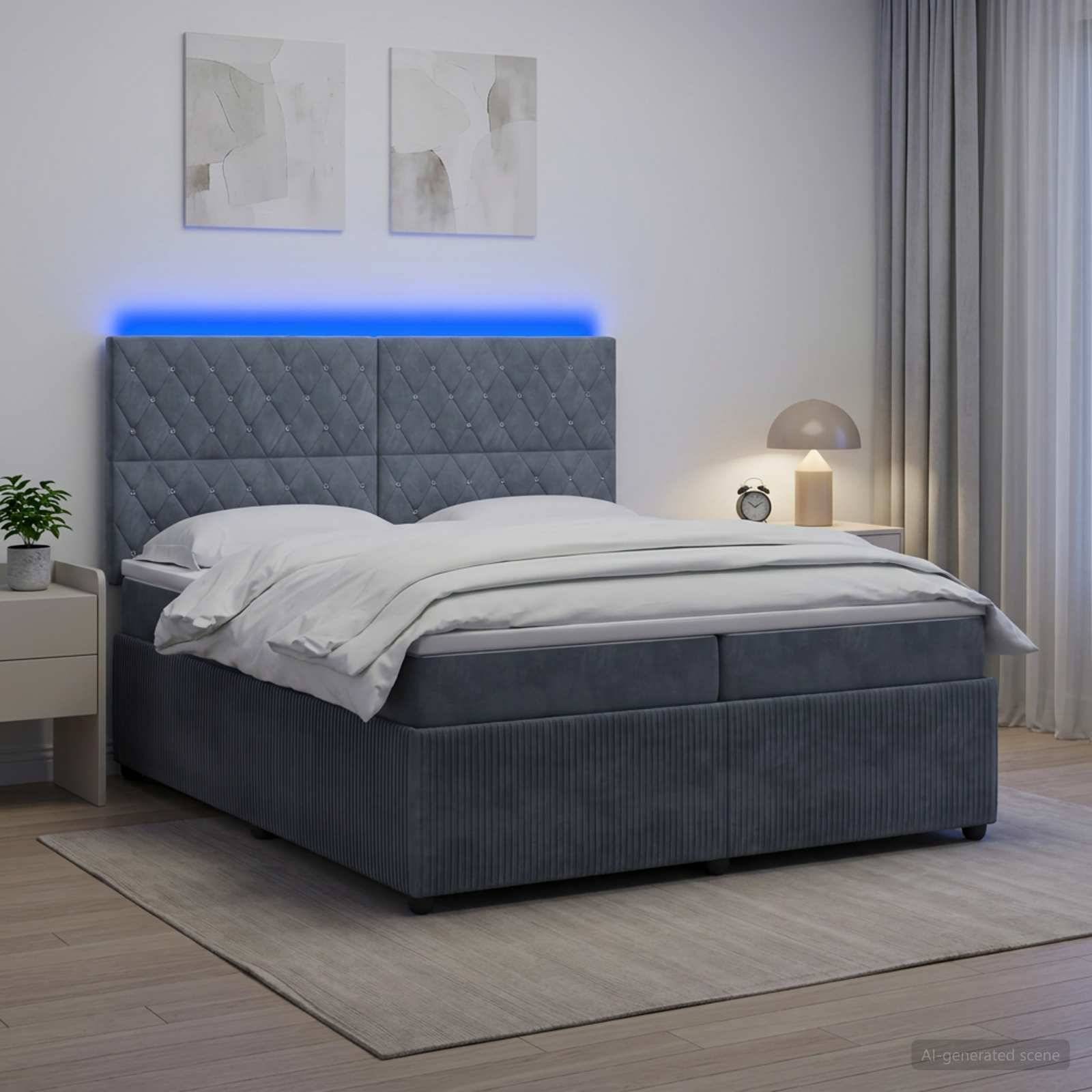 Modernes Schlafzimmer mit einem grauen gepolsterten Bett, weißer Bettwäsche, blauer Kopfleuchtenschein, Nachttischlampe, Pflanze und Wandkunst.
