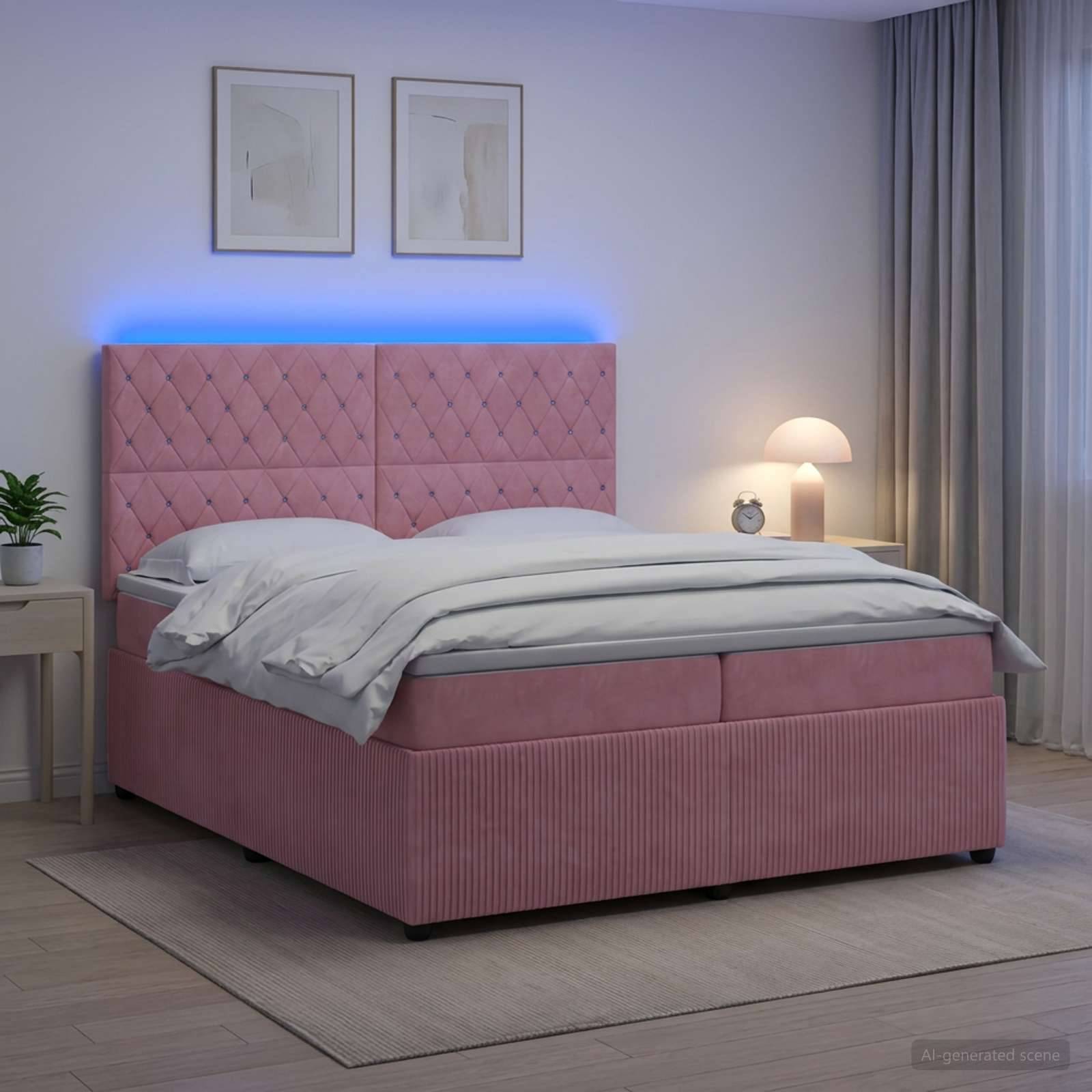 Rosa gepolstertes Bett mit gestepptem Kopfteil in einem sanft beleuchteten Schlafzimmer, ausgestattet mit weißer Bettwäsche, Nachttischlampe, Rahmenkunst und Vorhängen.