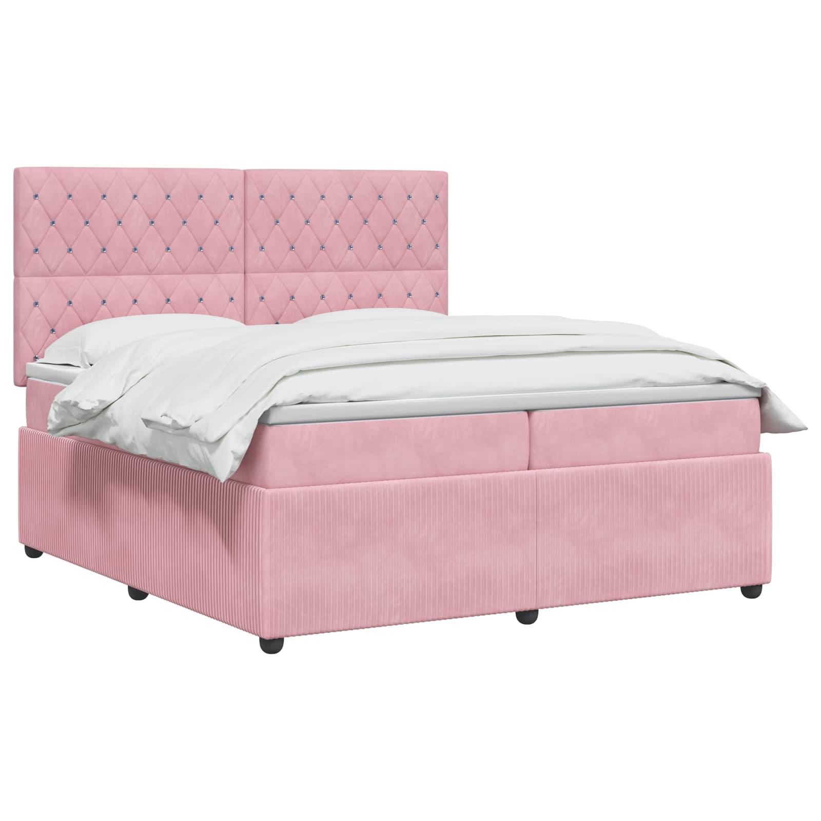 Rosa gepolstertes Bett mit gestepptem Kopfteil und weißer Bettwäsche auf weißem Hintergrund.