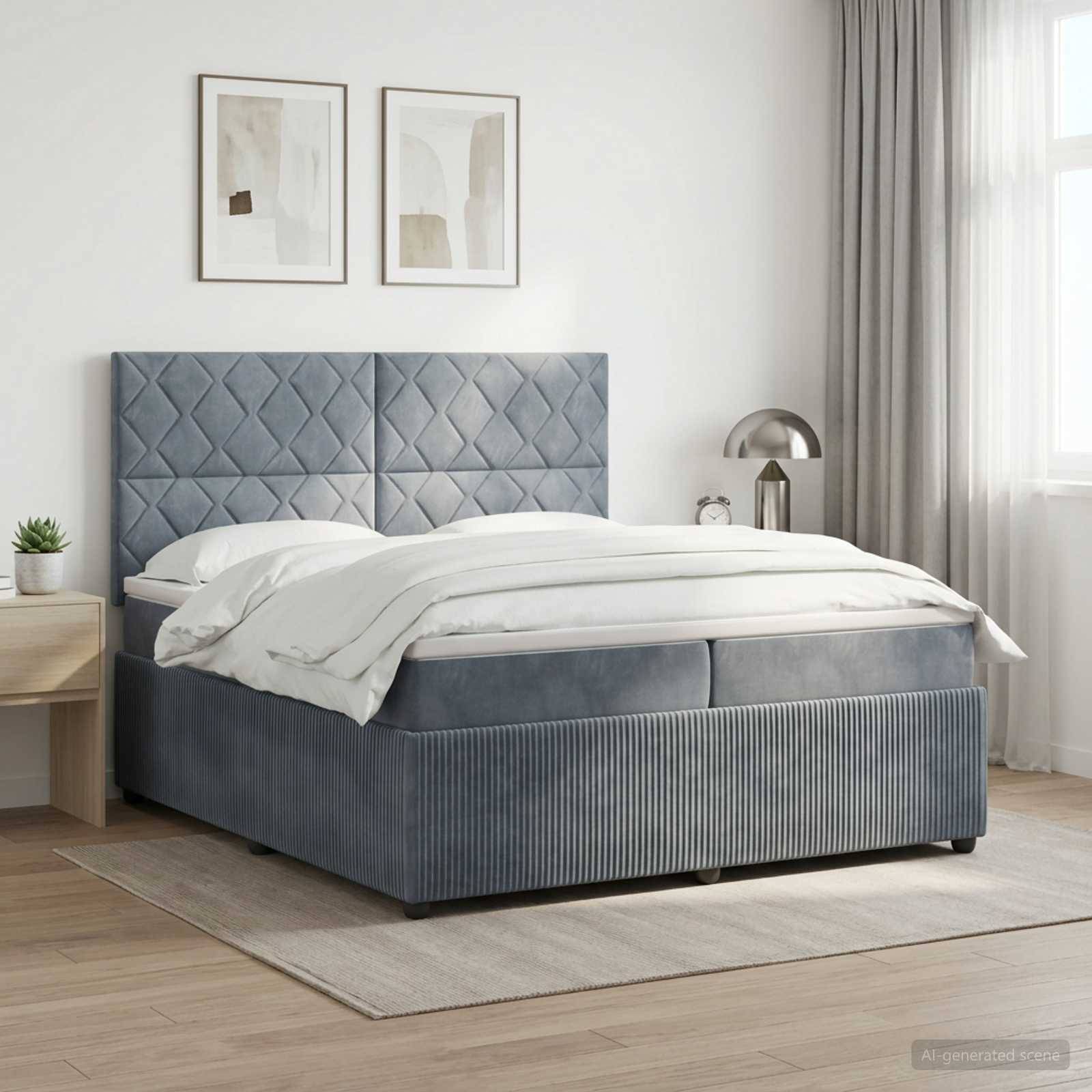 Modernes Schlafzimmer mit einem blau gepolsterten Bett, weißer Bettwäsche, Nachttischen, gerahmten Wandbildern und weichem Naturlicht durch ein Fenster mit Vorhängen.