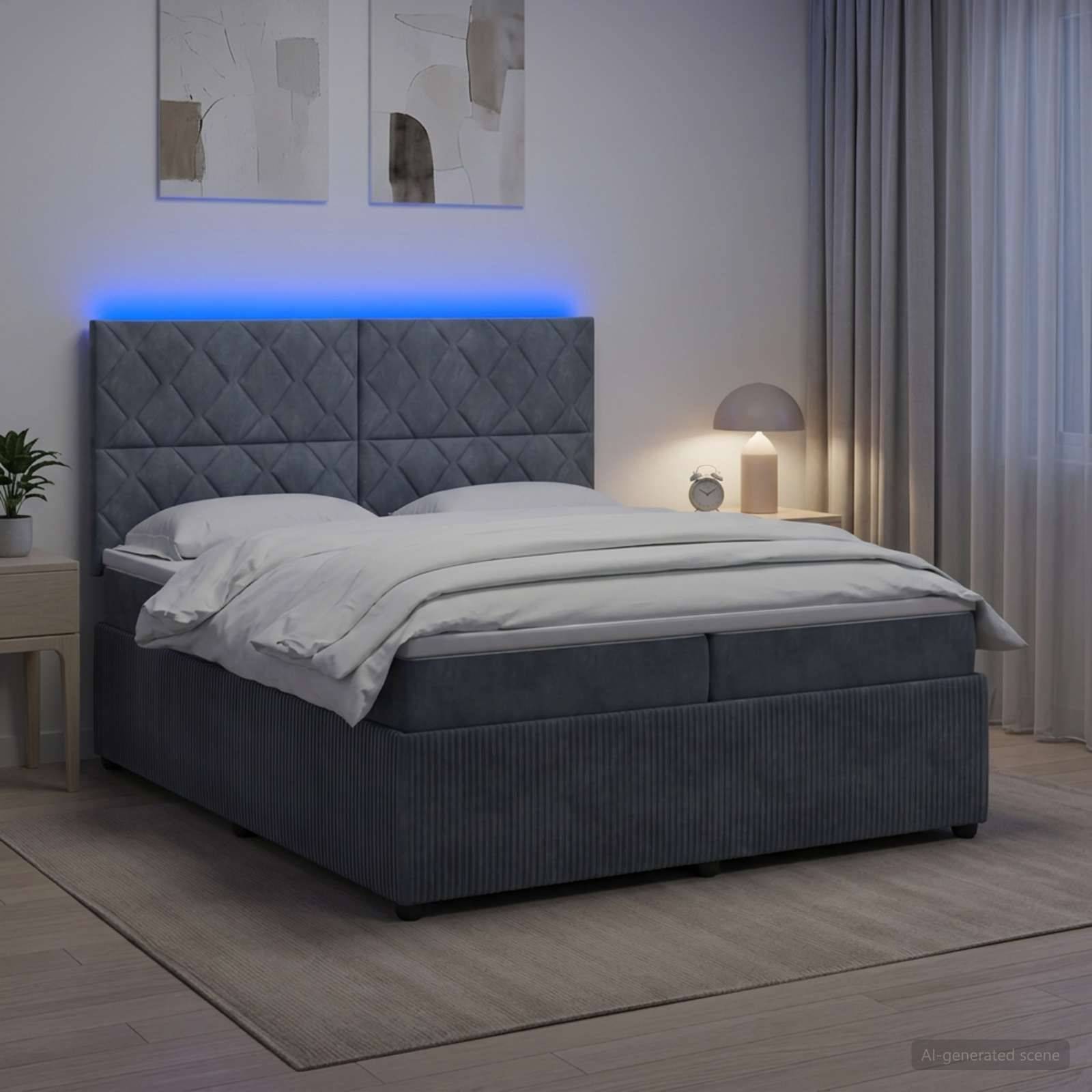 Modernes Schlafzimmer mit einem grauen gepolsterten Bett, blauem LED-Kopfleuchten-Glühen, weißer Bettwäsche, Nachttischlampe, Vorhängen und Wandkunst.